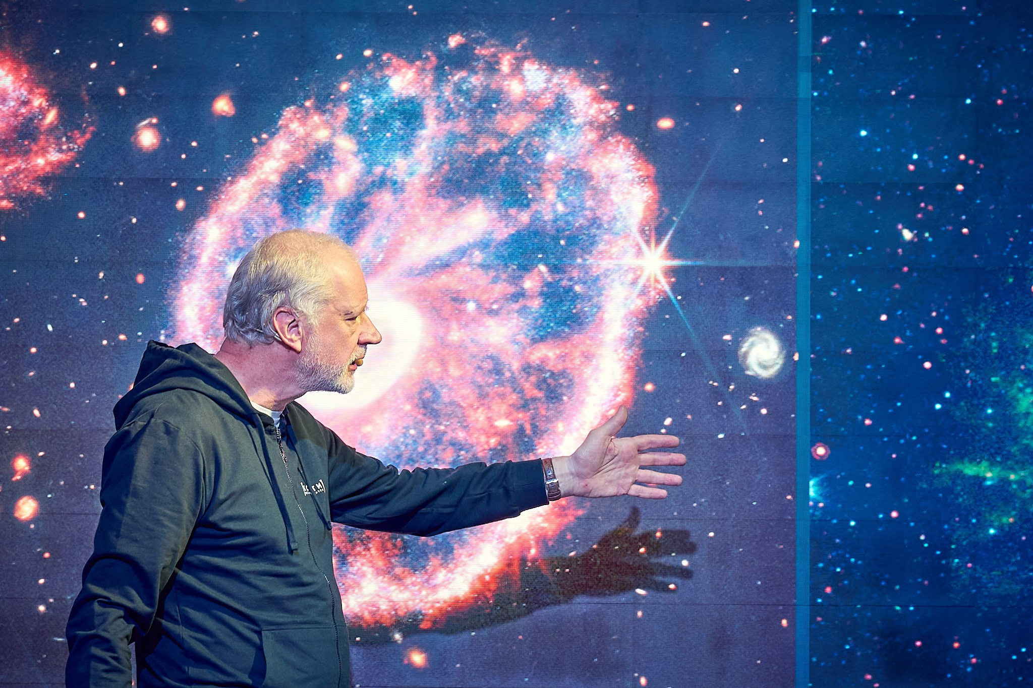 Фоторепортаж лекции на научной конференции