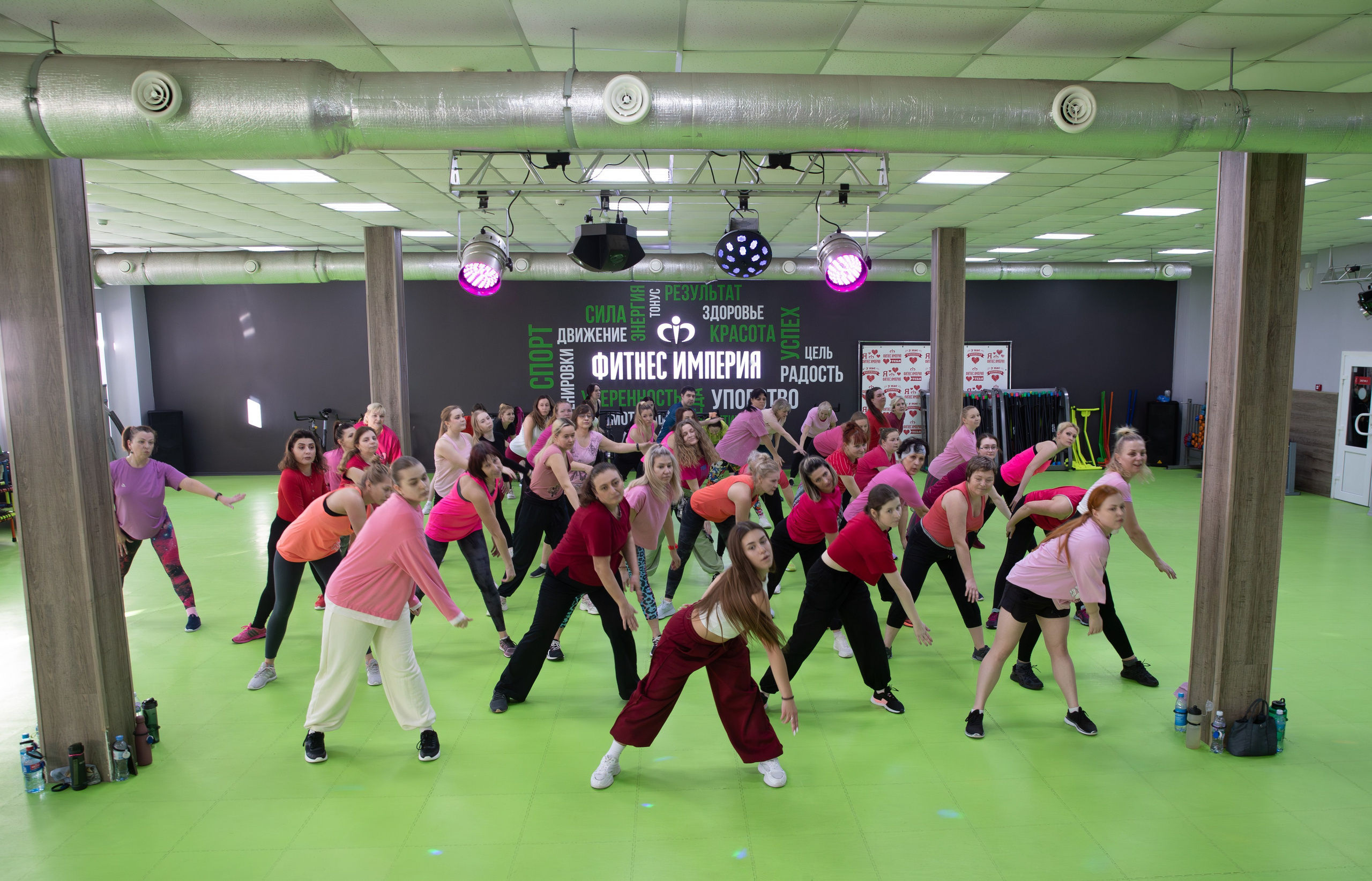 В красных футболках. Портретный фотограф Денис Милютин