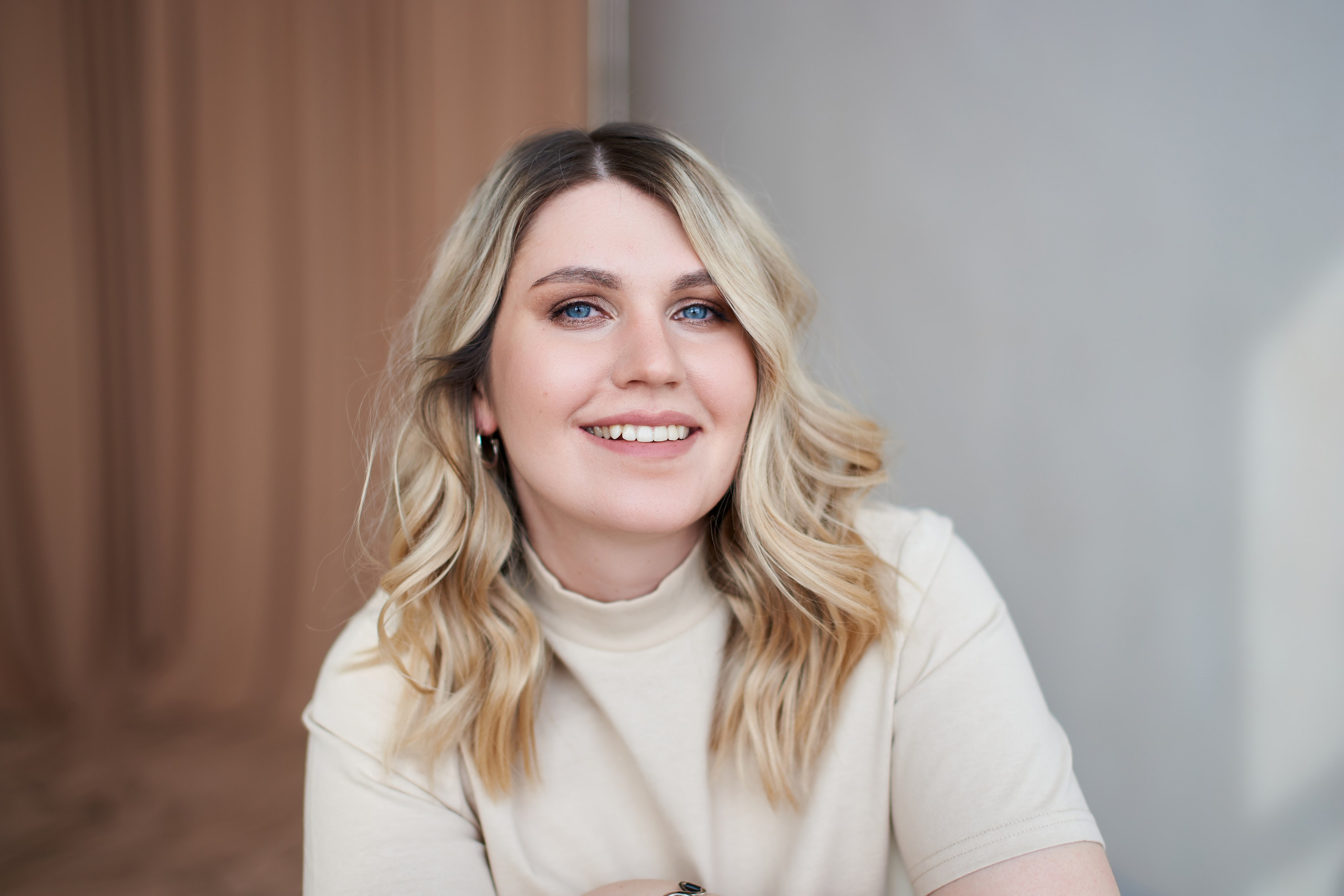 Портреты для Татьяны в студии с минималистичным дизайном. Репортажный и женский фотограф в Новосибирске