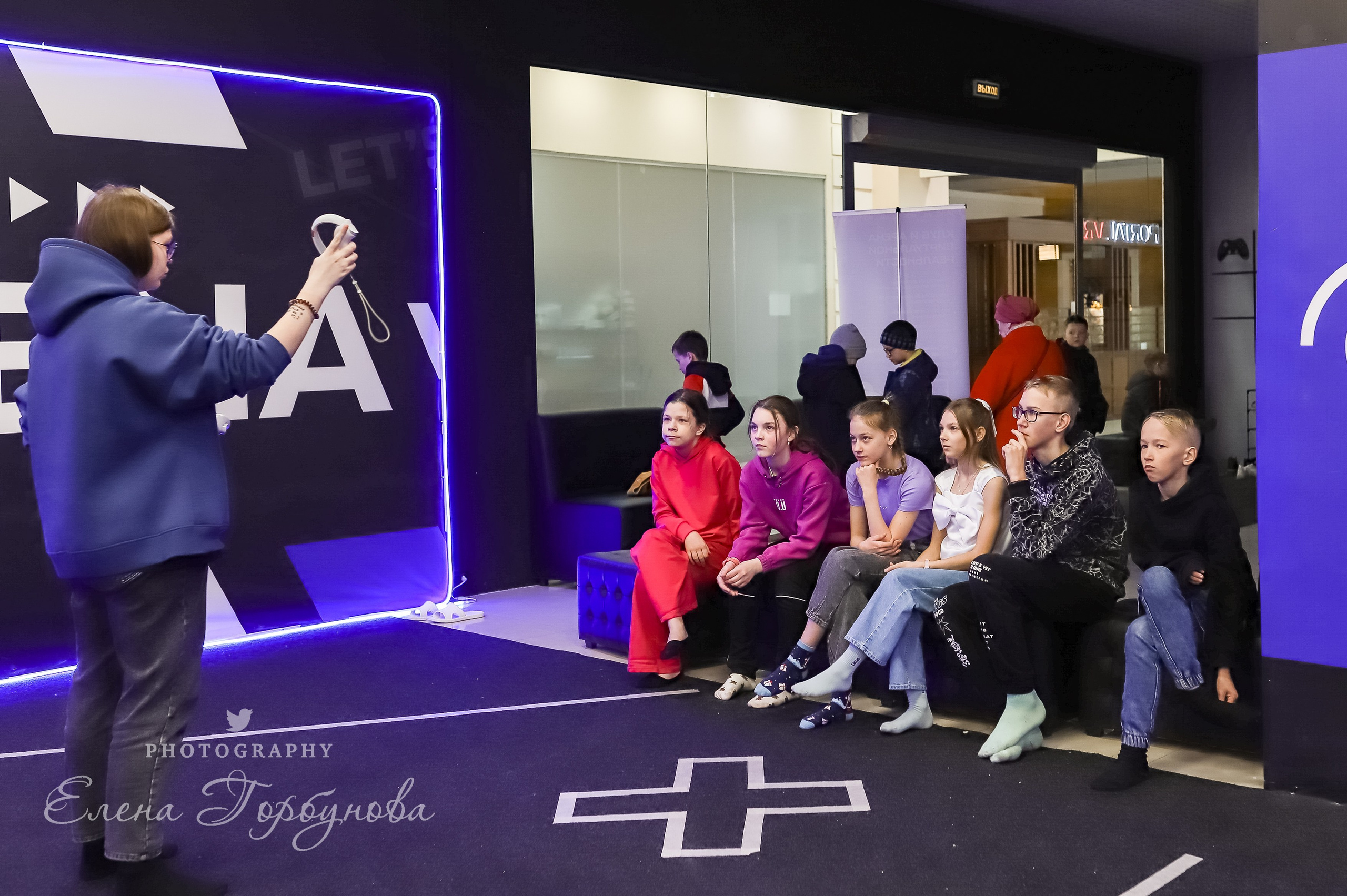 ребята собрались на день рождения в виртуальной реальности