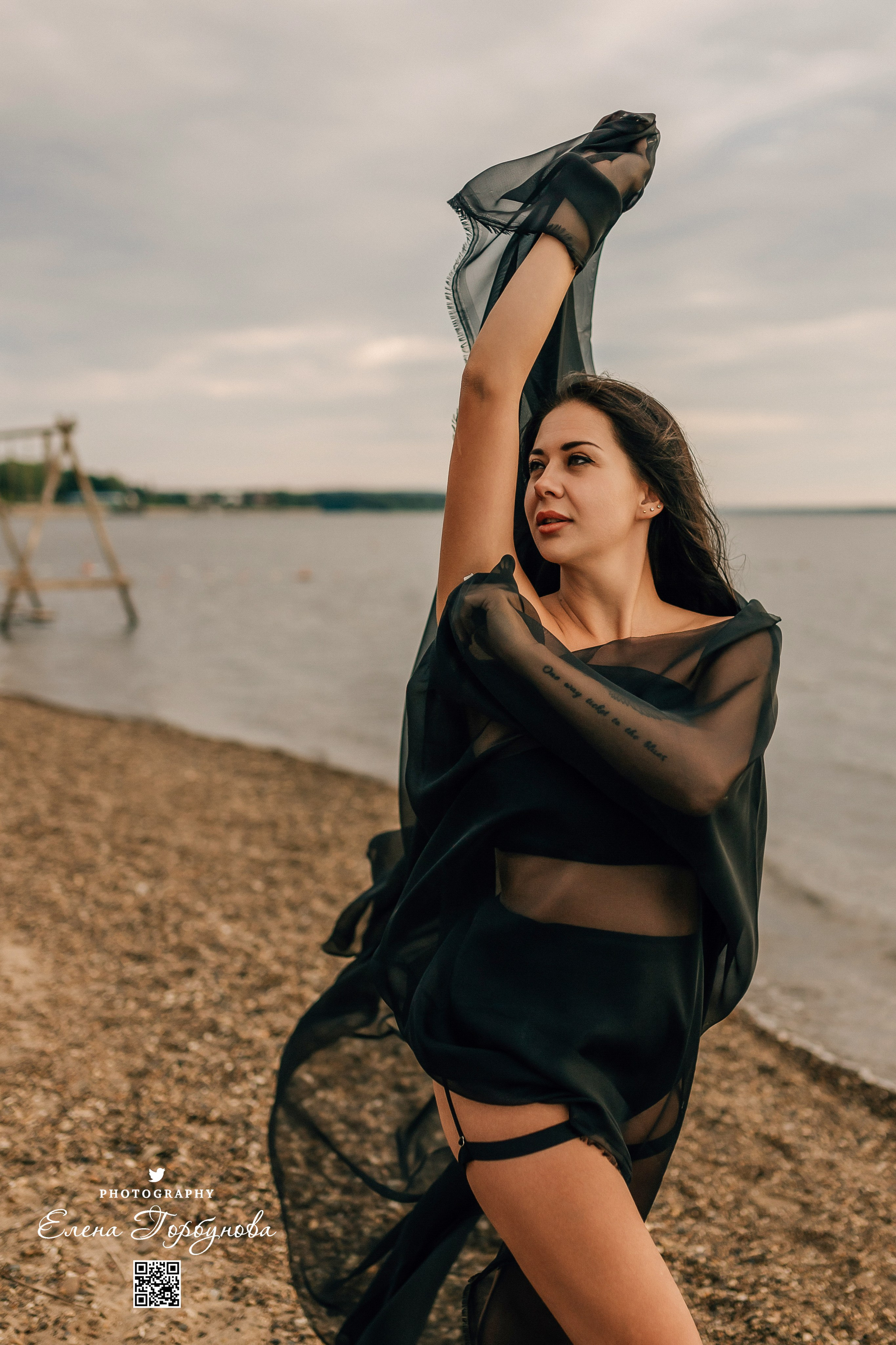 Черная серия с тканью. Набережная. Александра и Таисия. Июль 2025 г. Фотограф Пермь. Свадьбы. Семья и дети, школа, д. сад. Фотокниги