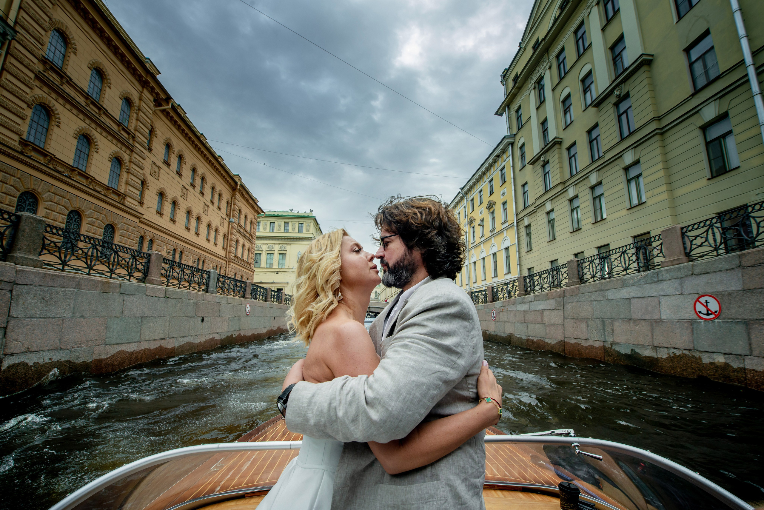 Юлия и Павел (сборы невесты, Невская ратуша, красный Buick, прогулка по рекам на катере). Портретный, семейный и свадебный фотограф в Санкт-Петербурге и в Пушкине Ширяев Денис