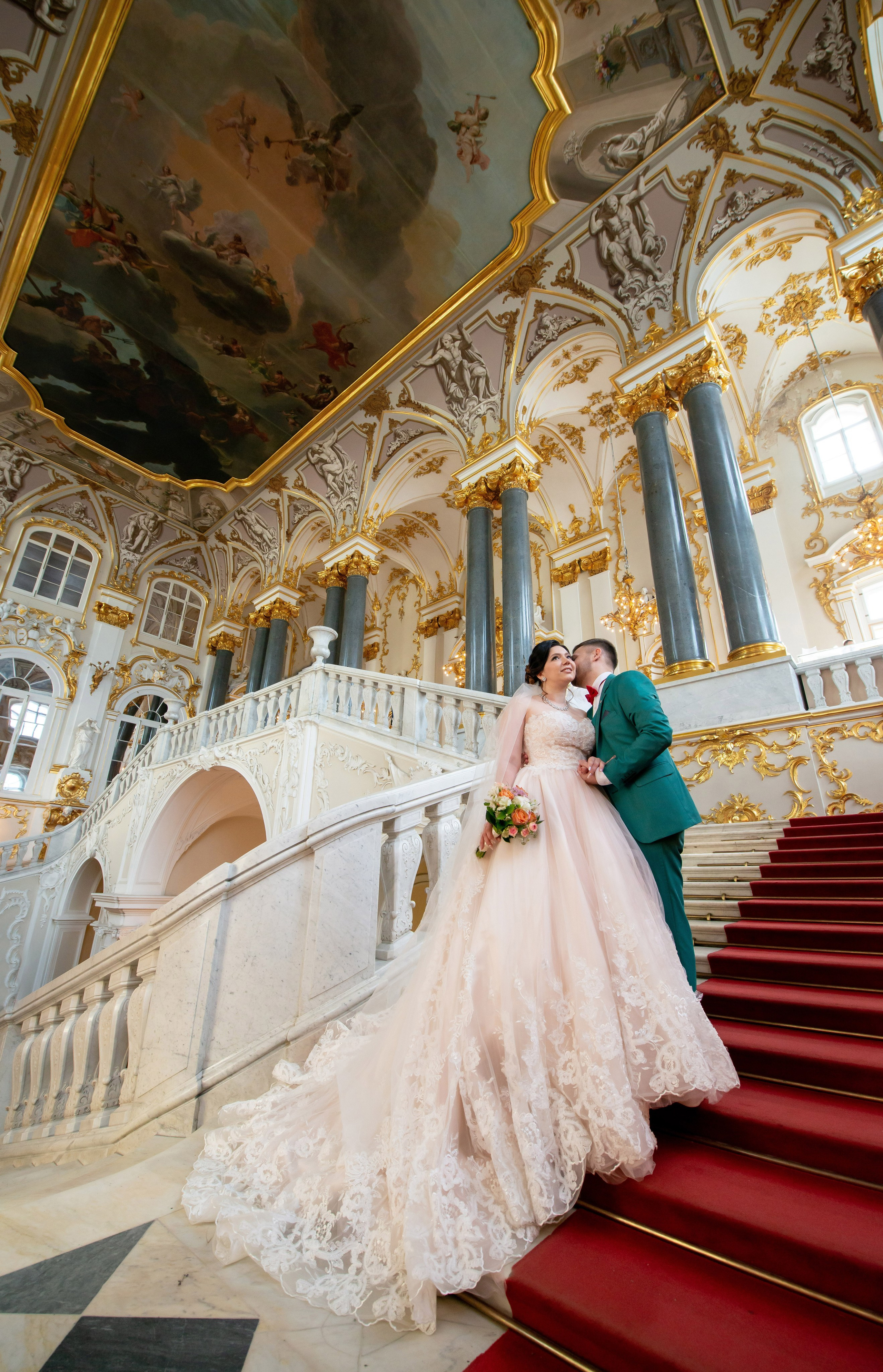 Самая красивая свадебная фотосессия в Эрмитаже. Лучшие свадебные фотографии в Эрмитажа. Портретный, семейный и свадебный фотограф в Санкт-Петербурге и в Пушкине Ширяев Денис