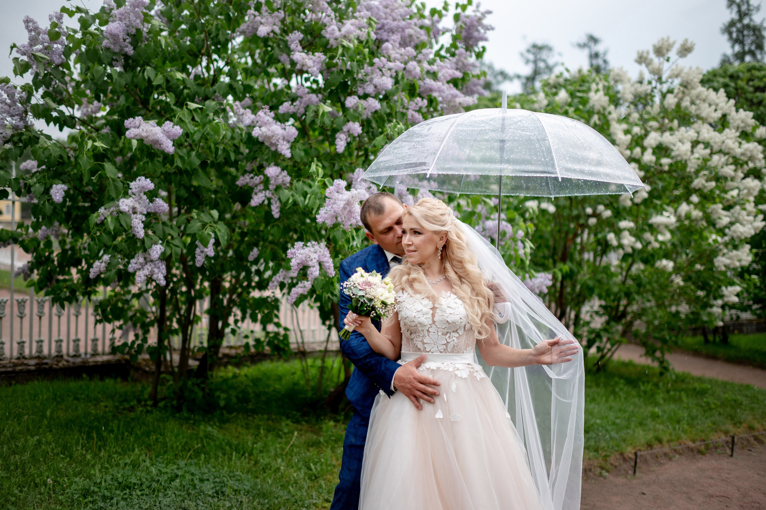 Евгения (фотосессия с малиновым chevrolet camaro, в сирени в Пушкине в Екатерининском парке). Портретный, семейный и свадебный фотограф в Санкт-Петербурге и в Пушкине Ширяев Денис