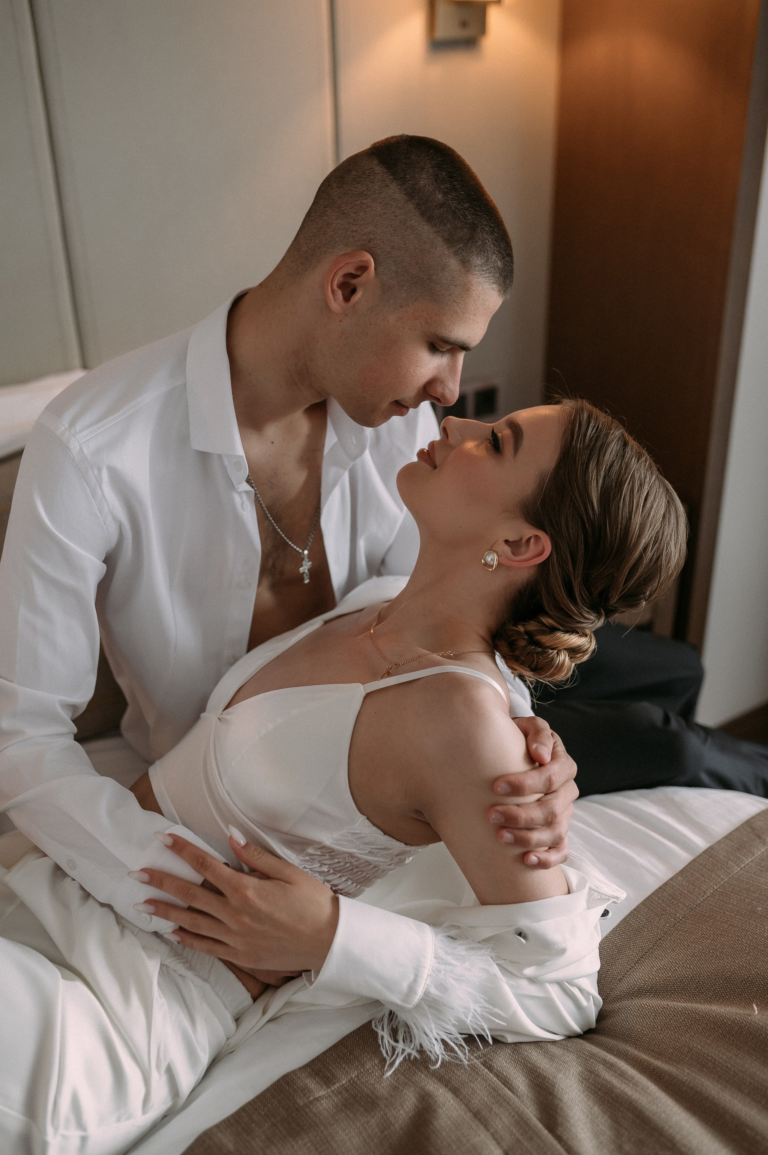 Свадебное утро и прогулка красивой яркой пары. Свадебный и семейный фотограф в Симферополе Дарья Маркова