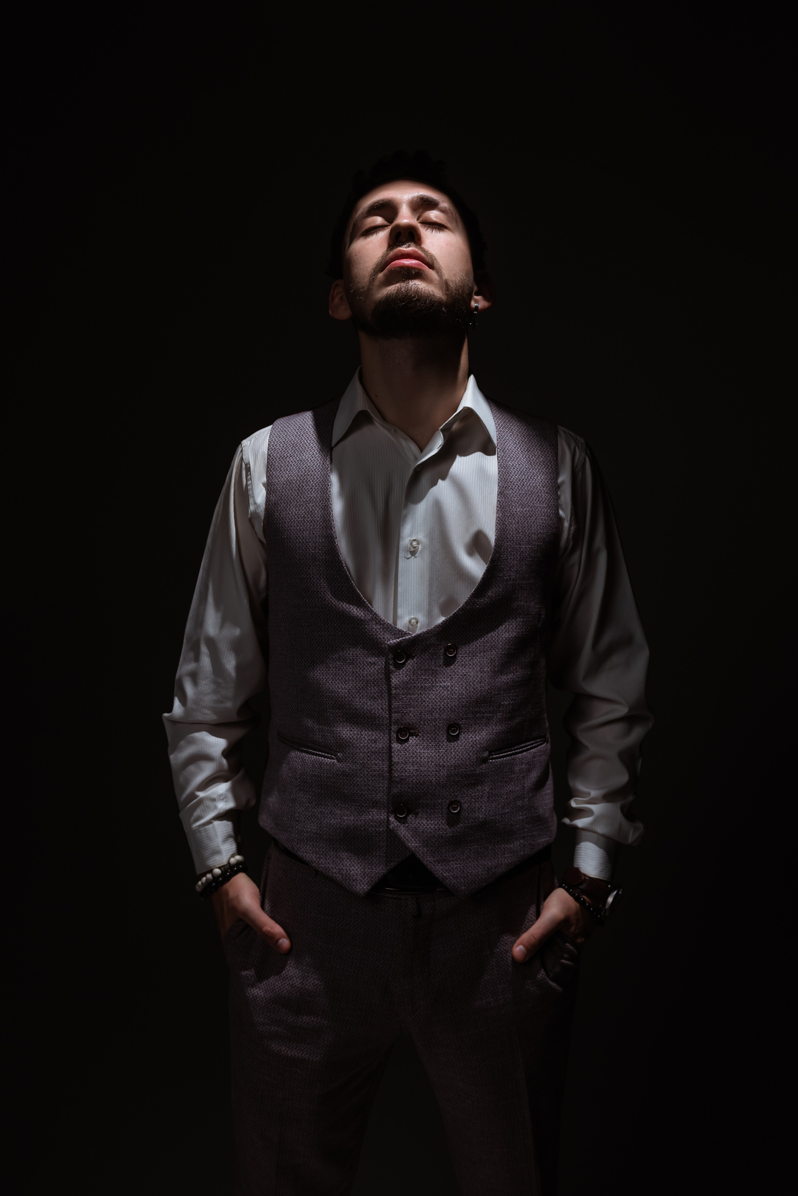 Фотосессия в фотостудии новосибирск, фотосессия в студии, фотосессия на циклорамме, фотосессия со спотлайтом, креативная фотосессия, фотограф новосибирск, фотосессия новосибирск, заказать фотографа в новосибирске, портретный фотограф новосибирск, мужской фотограф новосибирск, фото Юлия Туманова, портретное фото, креативный фотограф, организация фотосессии, фотосессия с дымом, фотосессия для мужчины, мужская фотосессия