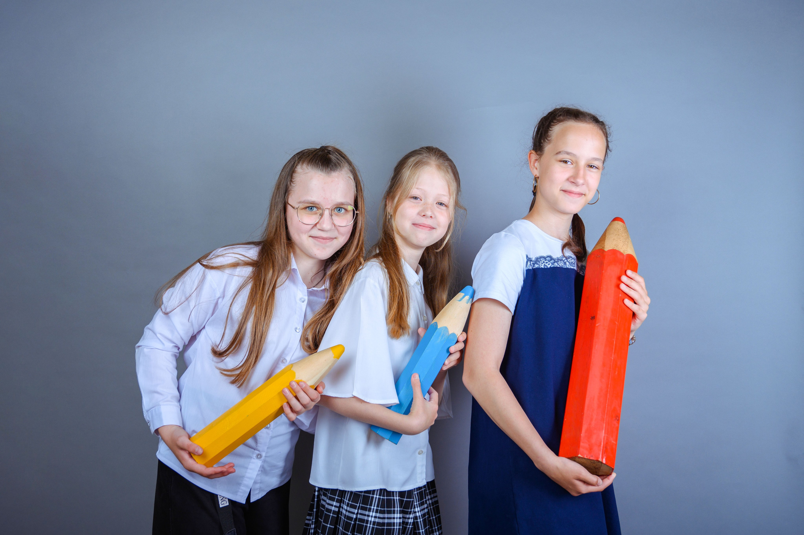 Фотосъемка на фоне с реквизитом. Фотограф. Выпускные альбомы в Барнауле