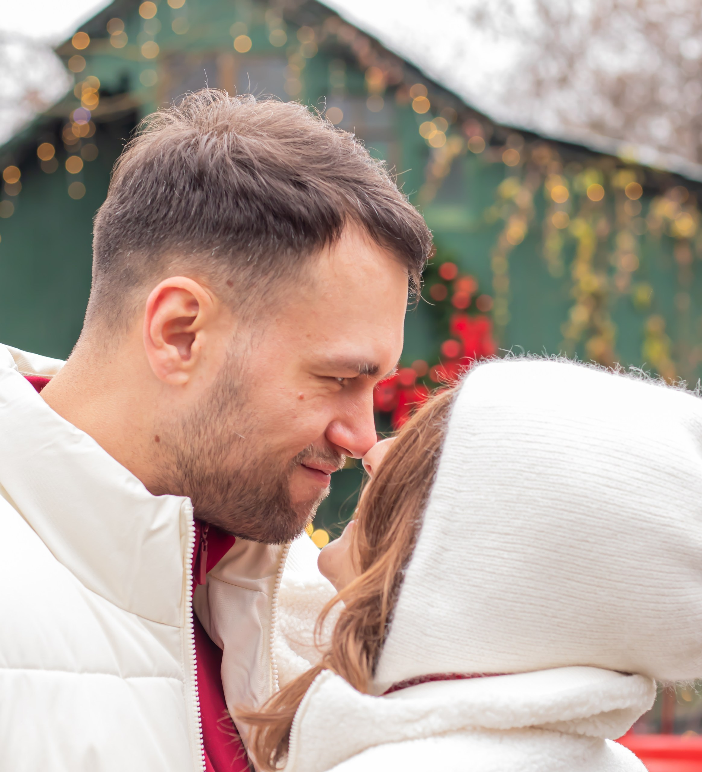 Семья в зимних образах у деревянной санки и подарков, праздничная фотосессия, фотограф Карасёва Елена
