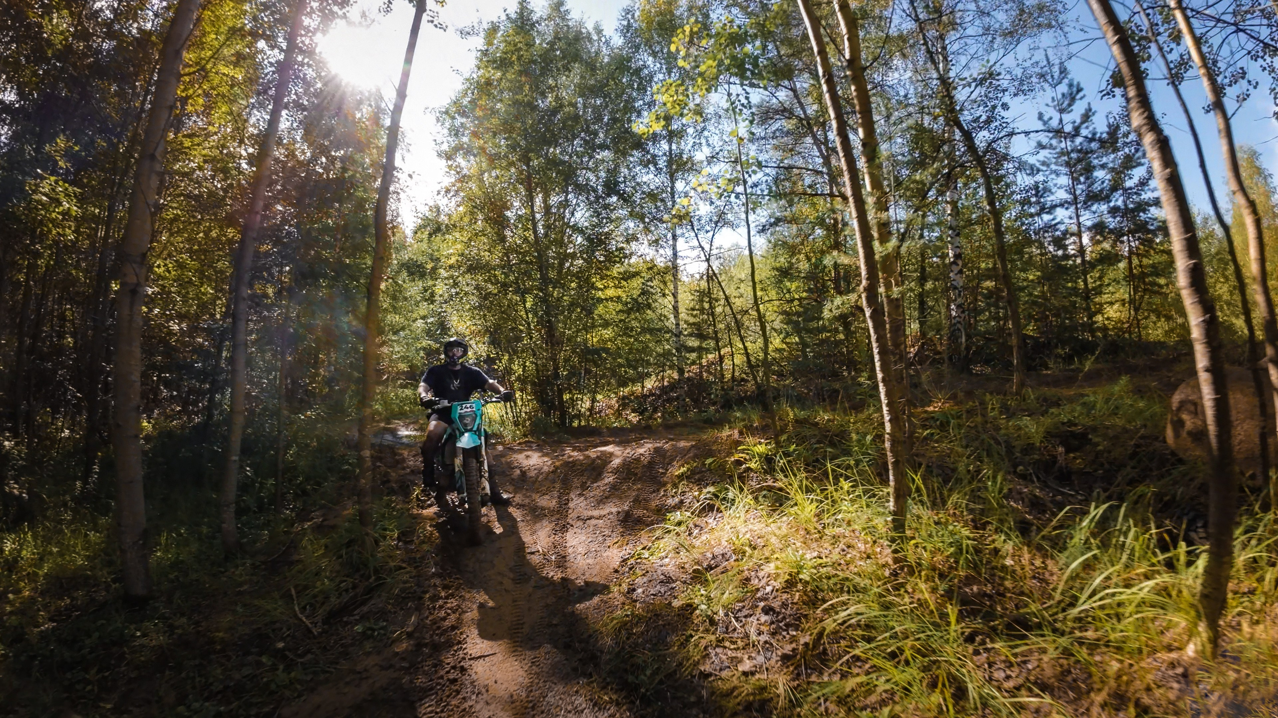 мужчина на кроссовом мотоцикле в лесу, эндуро, лес, трава, песок, лето, солнце