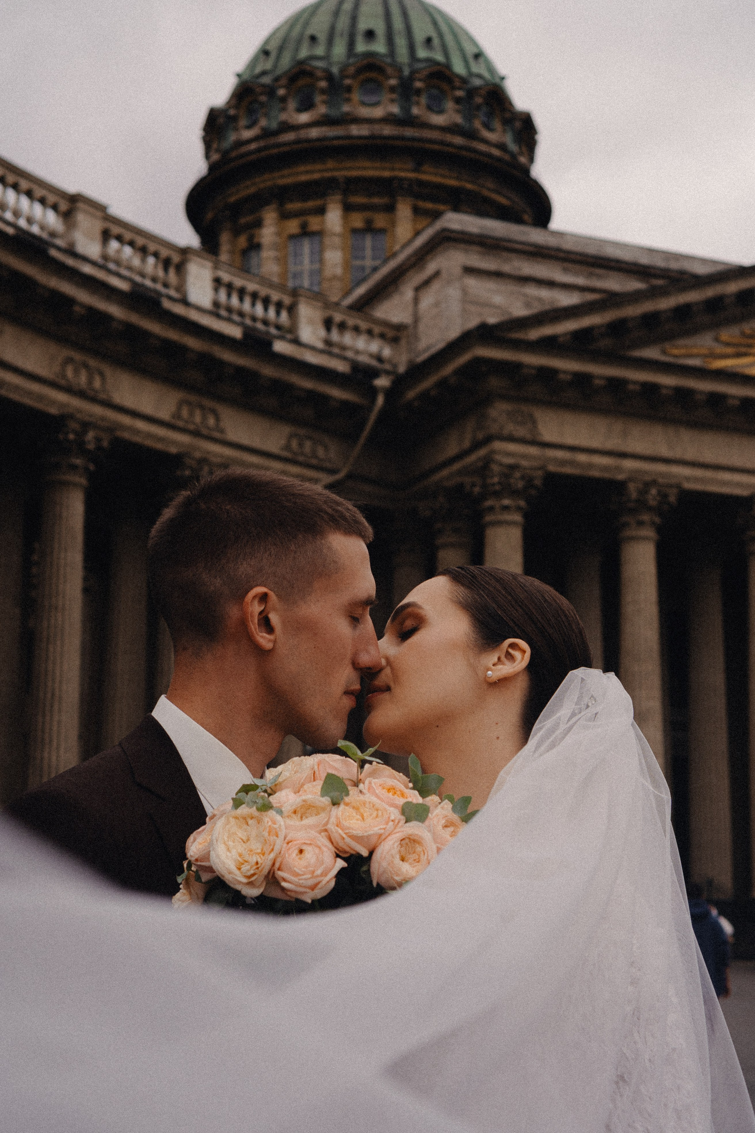 СВАДЕБНАЯ ПРОГУЛКА В САНТК-ПЕТЕРБУРГЕ (ИСАКИЕВСКИЙ СОБОР, ЗИМНЯЯ КАНАВКА, ЭРМИТАЖ И БОЛЬШАЯ МОРСКАЯ УЛИЦА). Профессиональный фотограф, Санкт-Петербург — Виктория Богомолова