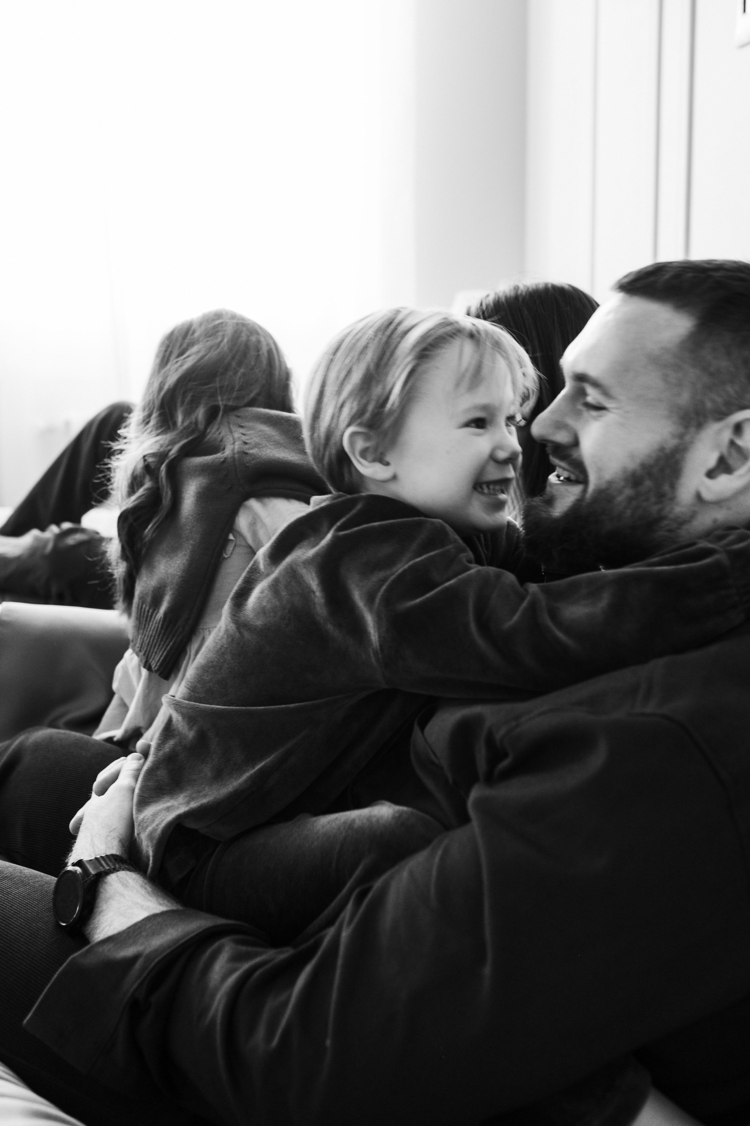 Валентин, Ирина, Евсей, Кира и Агата дома. Семейный и свадебный lifestyle-фотограф в Москве Мария Петрова