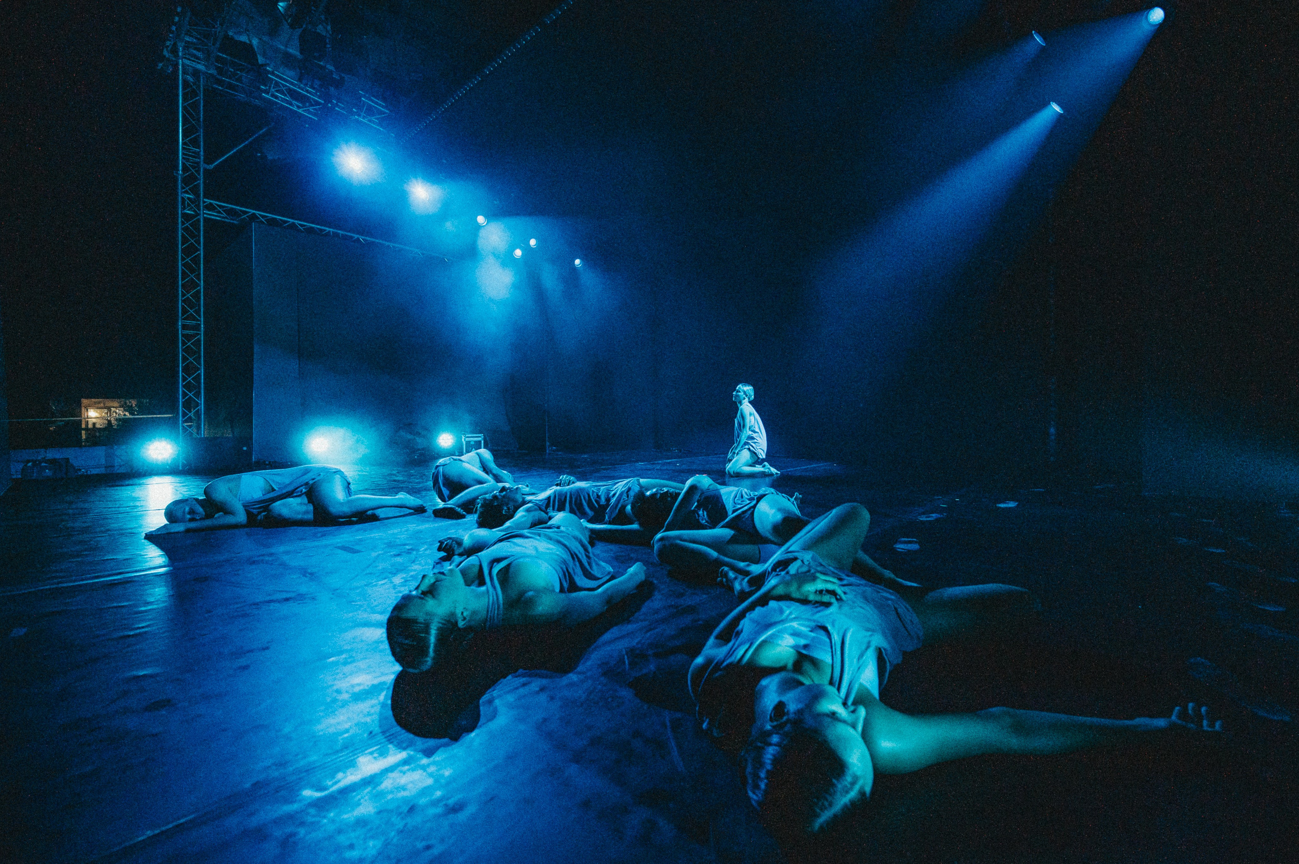 Репортажная съемка иммерсивного театра в Ростове-на-Дону - общий вид сцены с артистами