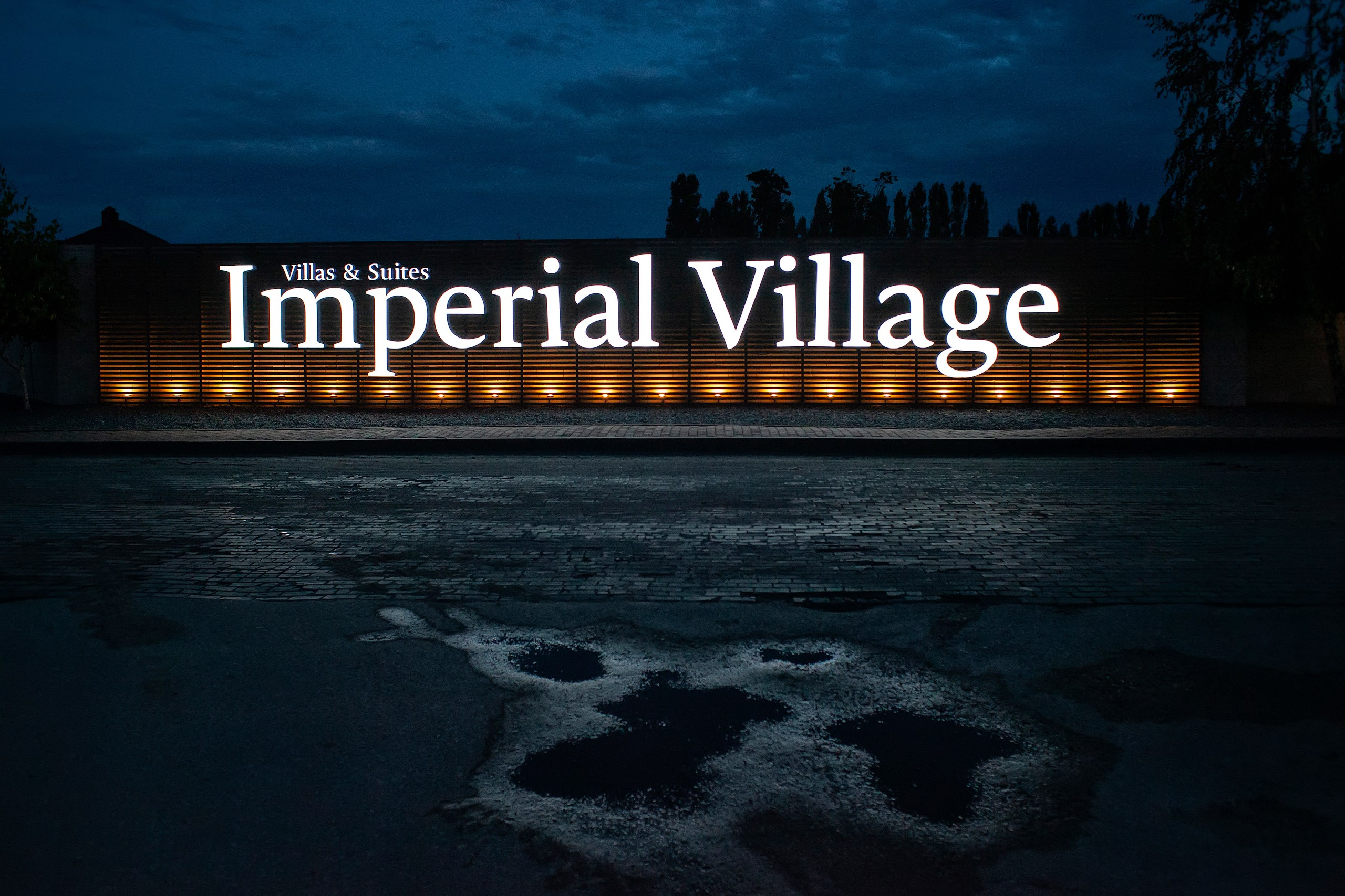 Ночная иллюминация в парк-отеле Imperial Village