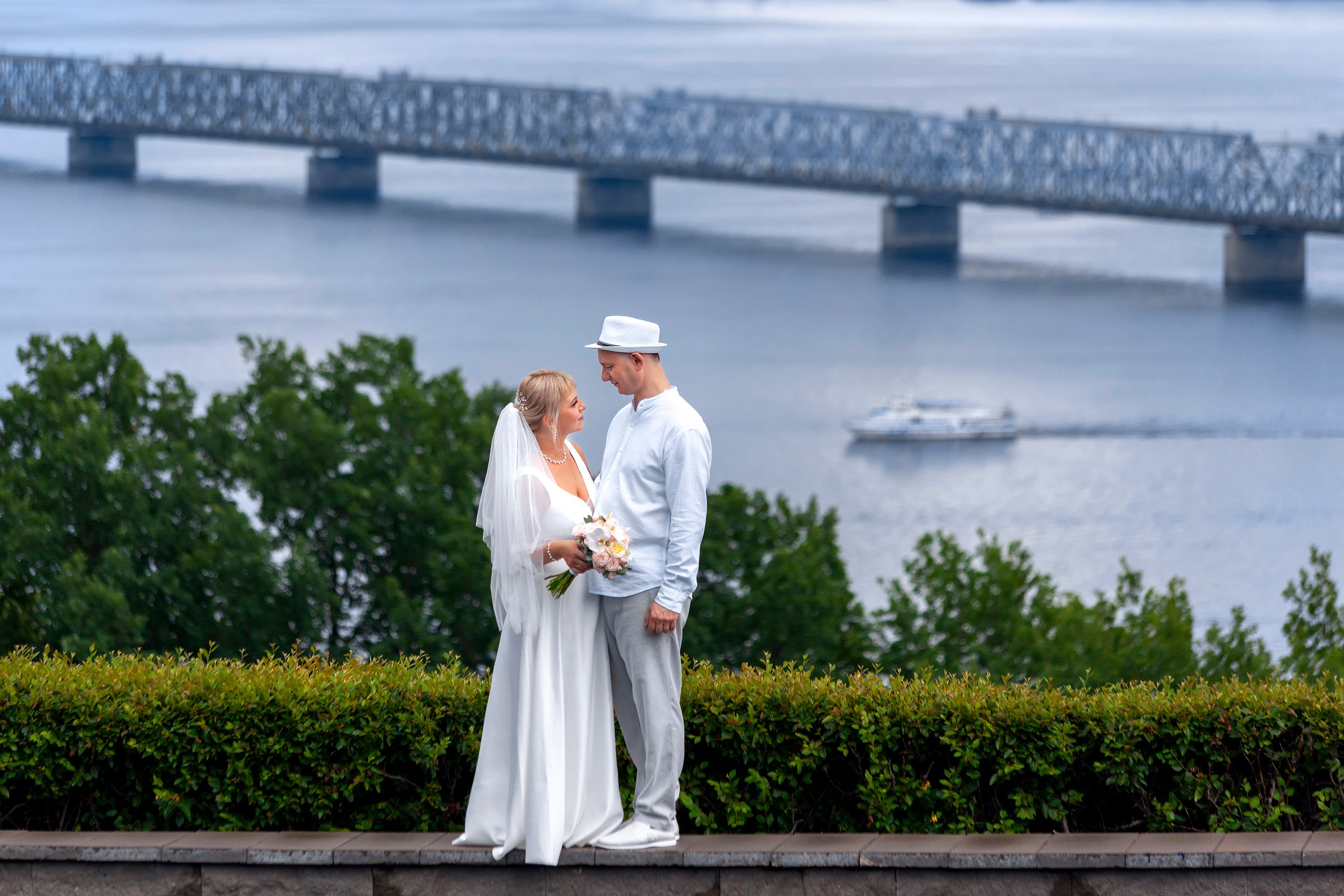 Свадебные фотосъёмки в Ульяновске. Красивые портреты на фоне городских локаций. 