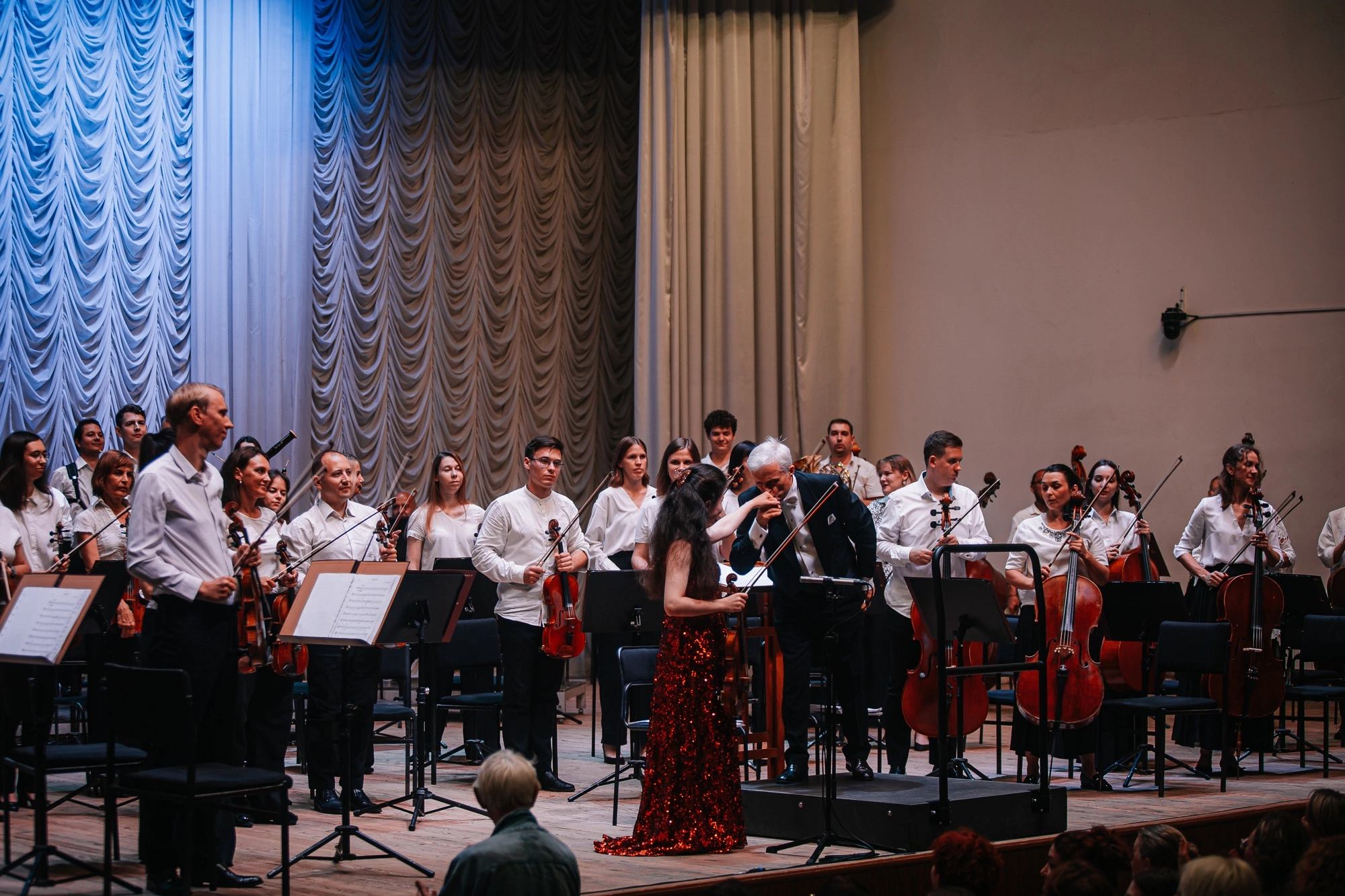 На сцене. Скрипачка Анна Савкина