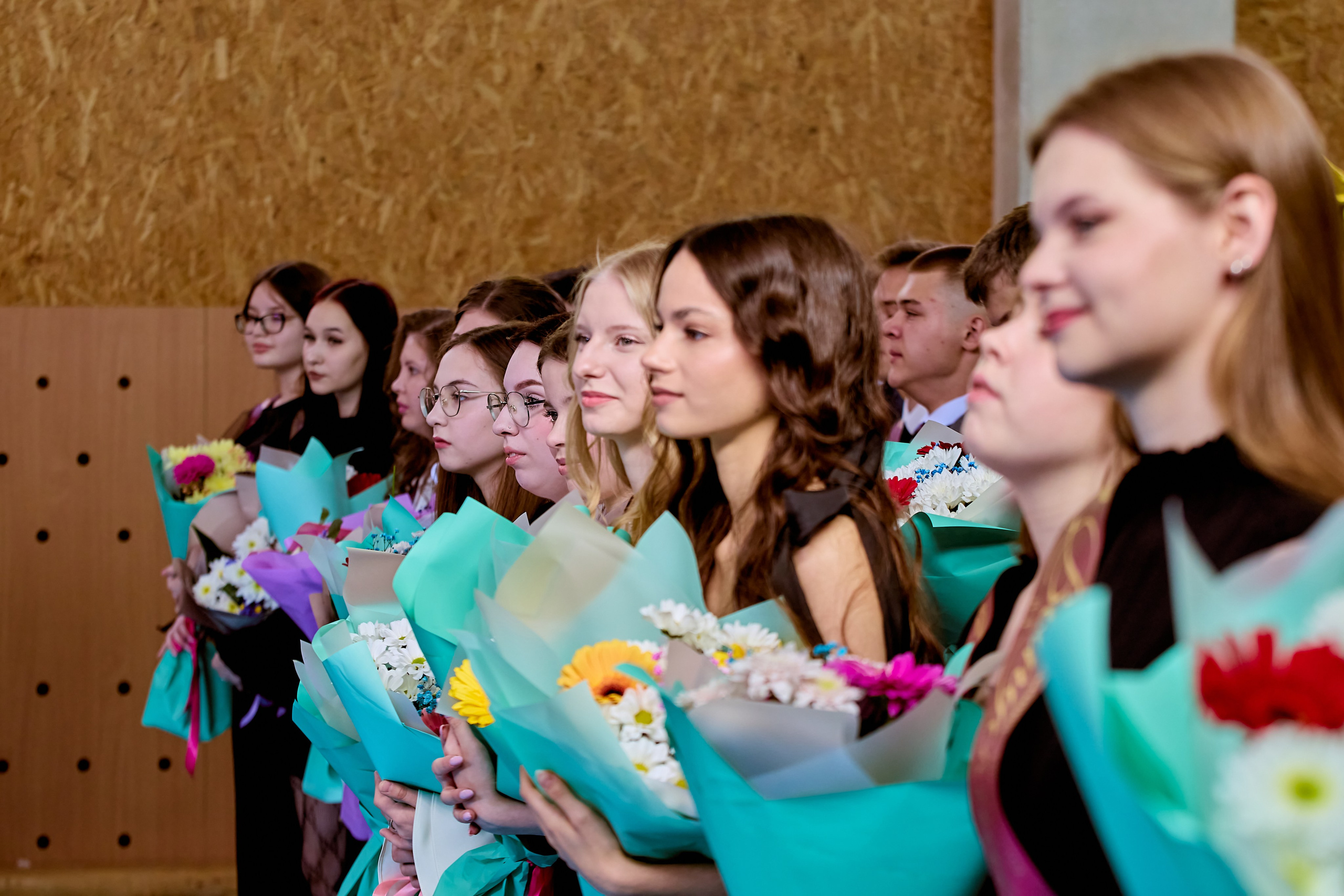 Последний звонок — символ новых надежд и свершений, кадр Николая Голованова, г. Дзержинск.