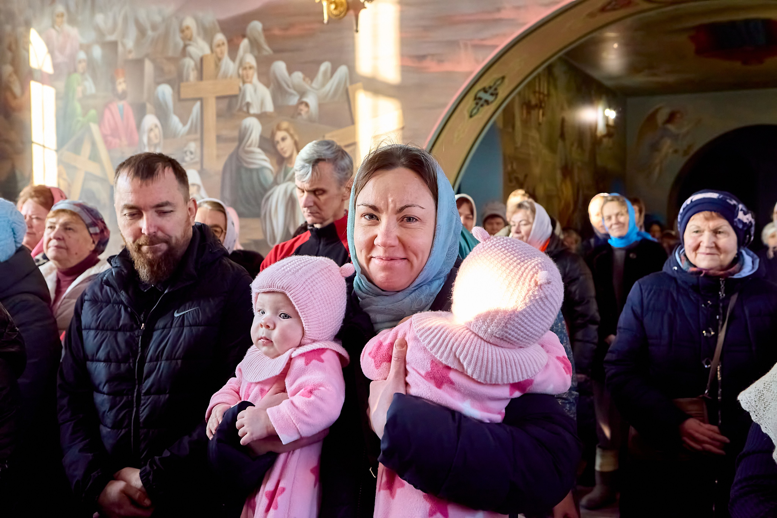 Двойняшки на причастие в Храме 