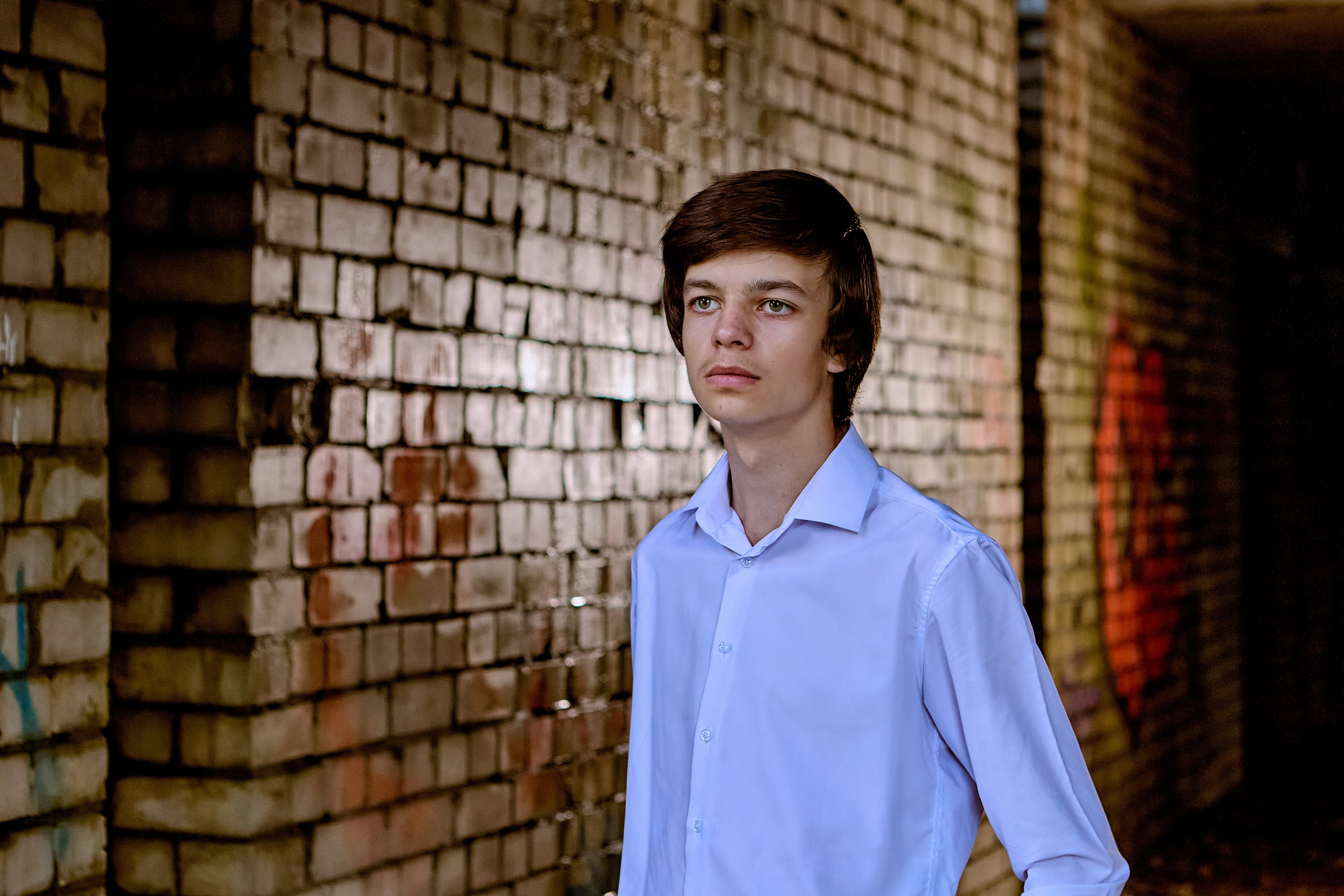 Школьная фотосессия в заброшенном здании