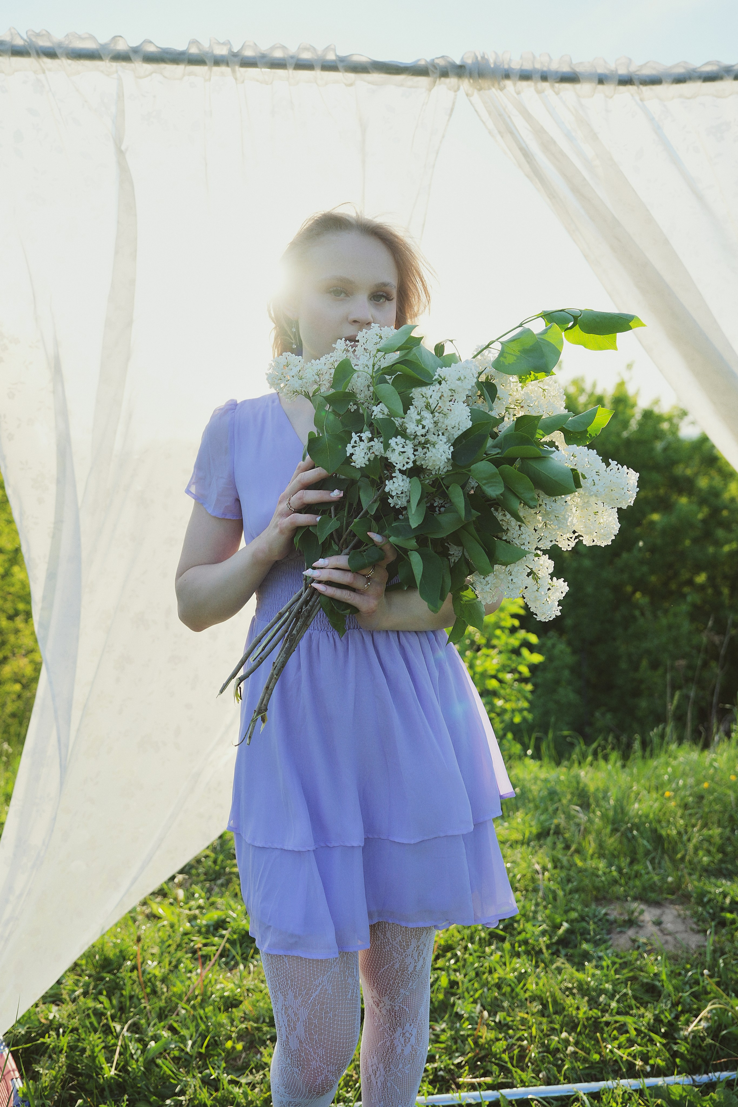 Съемка Кати в контровом свете с белой сиренью. Фотограф Светлана Боровикова в Домодедове