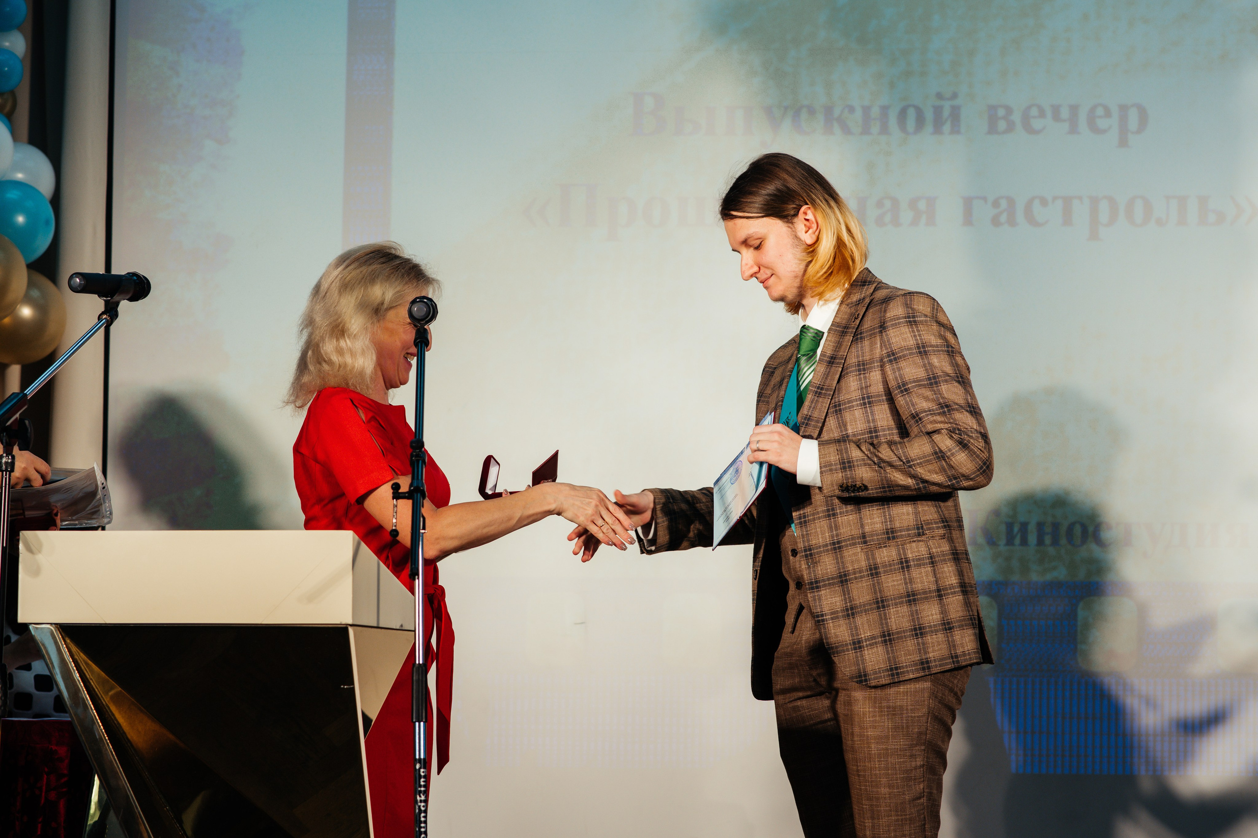 Вручение аттестатов. Выпускные альбомы в Подольске Москве и МО