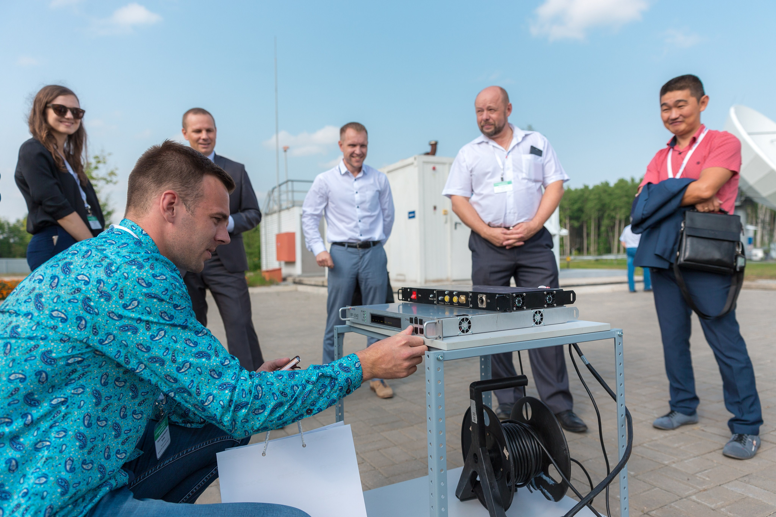Демонстрация телеком-оборудования инженером, репортажный фотограф Санкт-Петербург