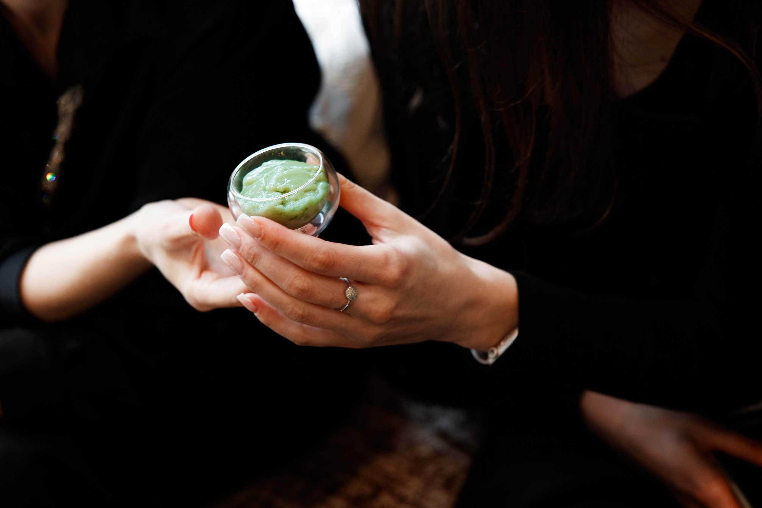 Лайфстайл-съемка тестирования косметики в СПА. Фотограф для бьюти-брендов.