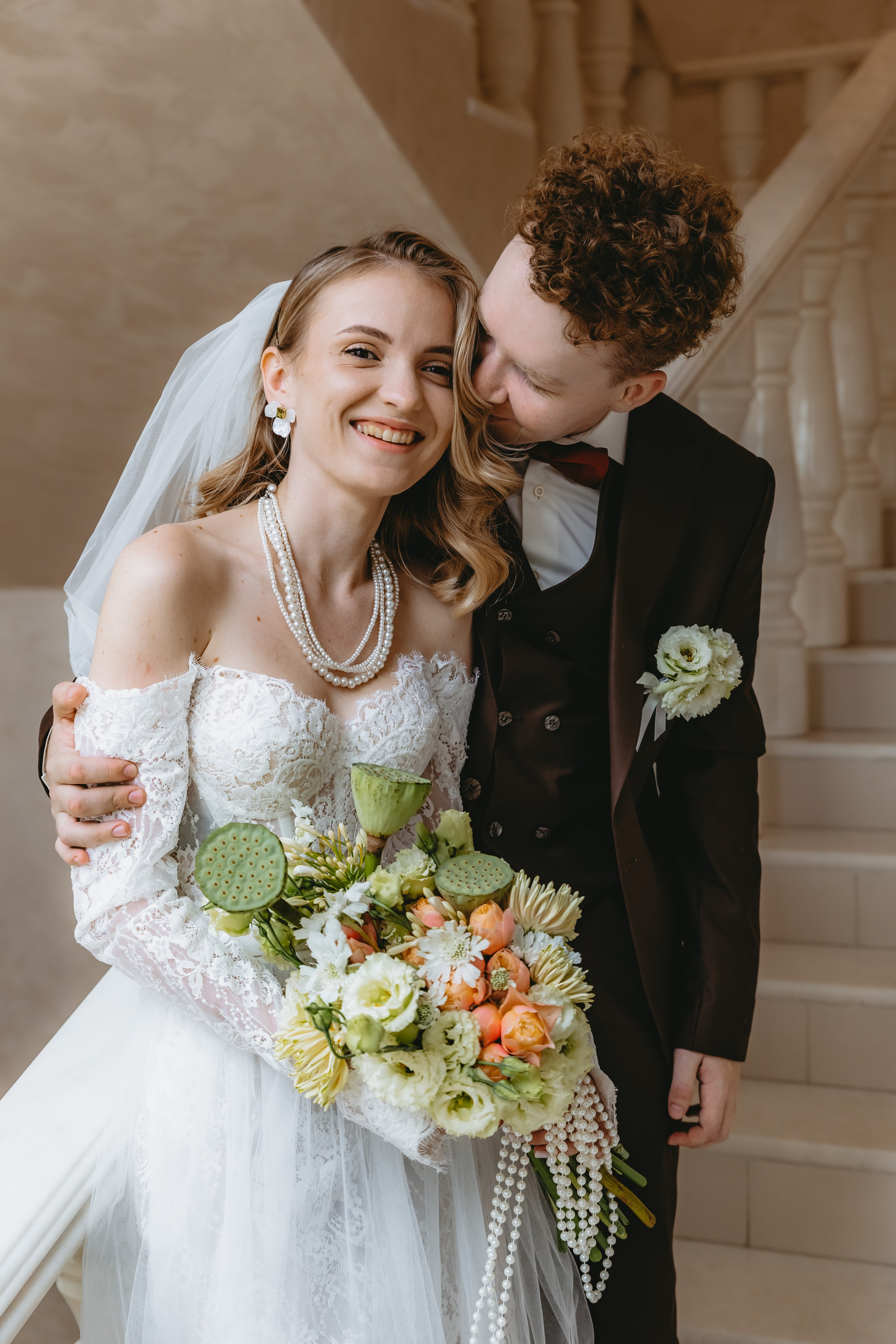 Невеста и жених на фоне старинного замка