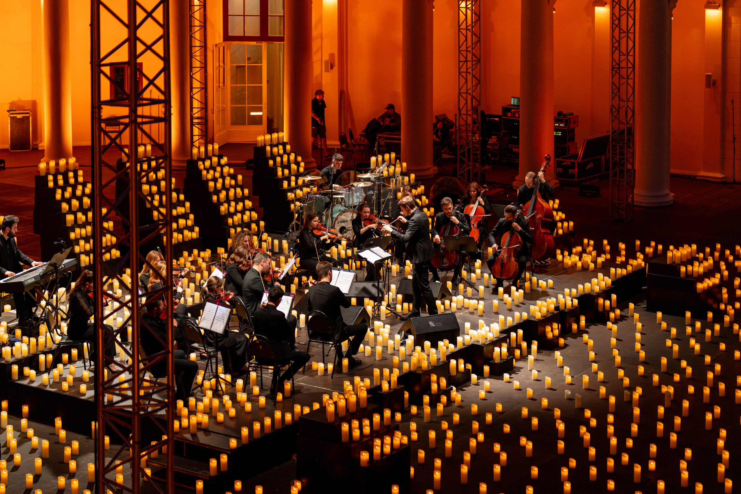 Симфонический оркестр Lumisfera при свечах. Фотограф Никита Комаров