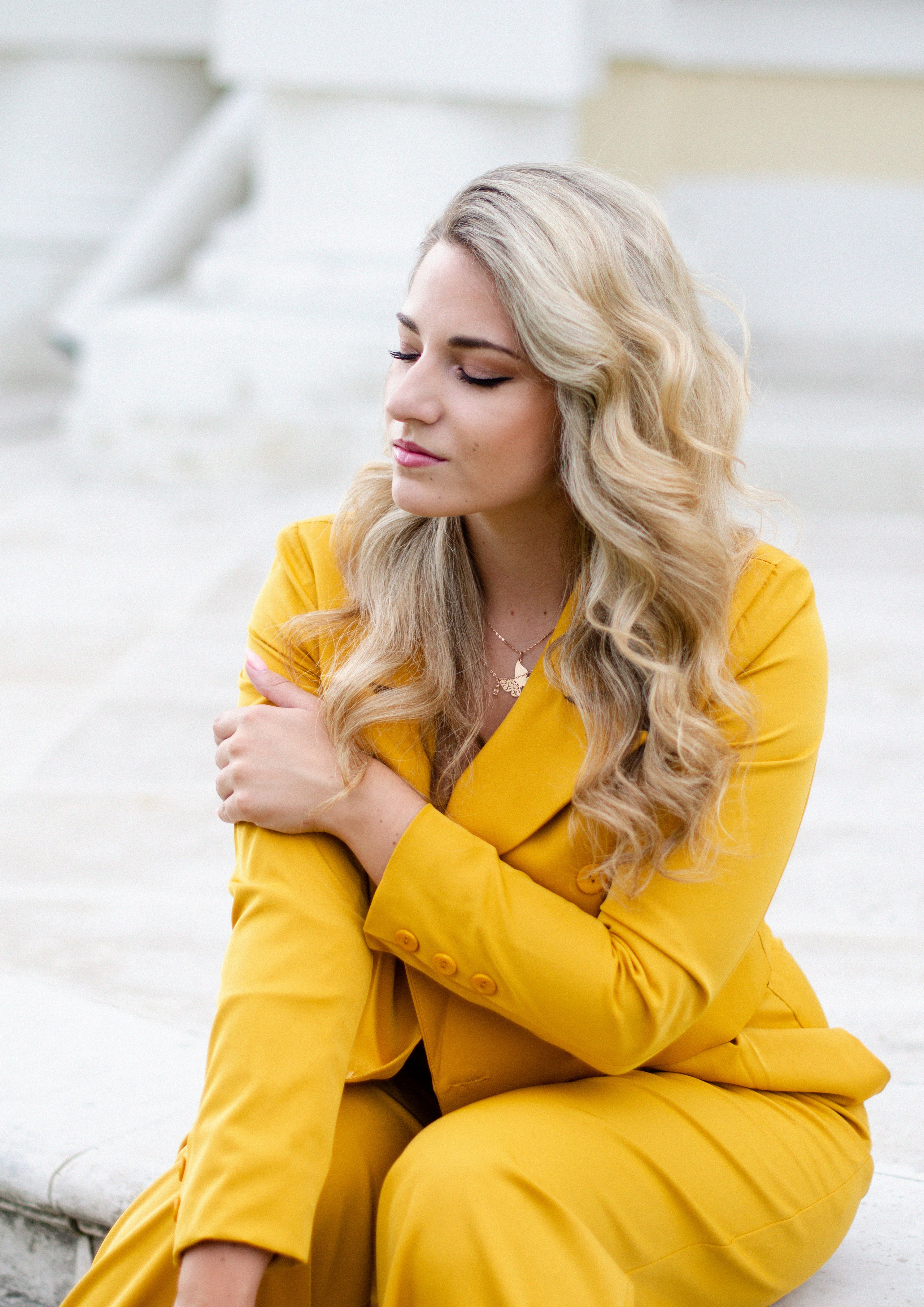 Lady in yellow. Family, portrait, content photo in Costa Rica Evgeniya Besprozvannykh