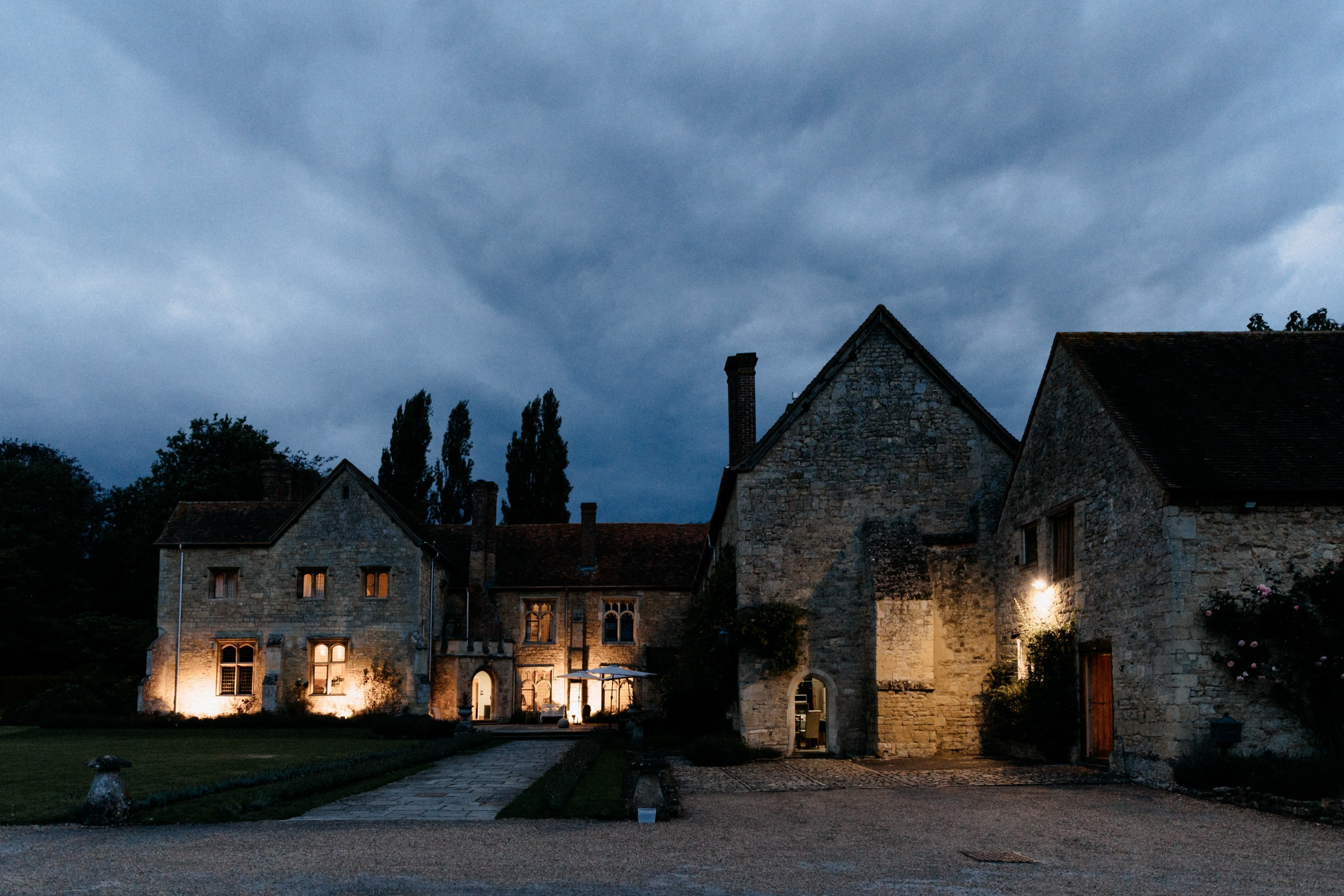 Ana & Tom Wedding at Notley Abbey. Moments Catchers — Wedding Photography & Video Duo in London