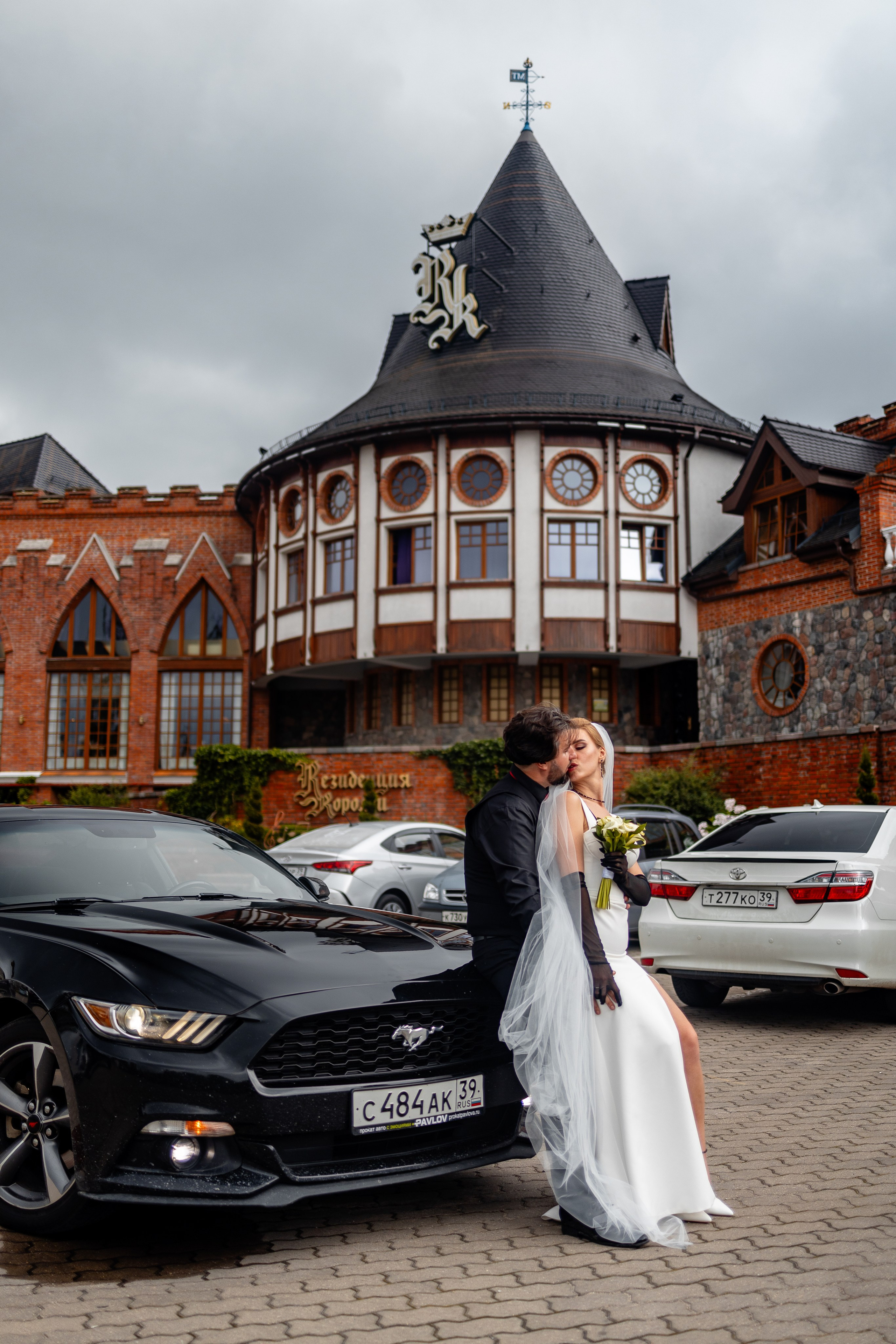 Евгений Саранцев, президент мотоклуба «Garage 13 MCC» и прекрасная Ирина. Фотограф Елена Медок Калининград