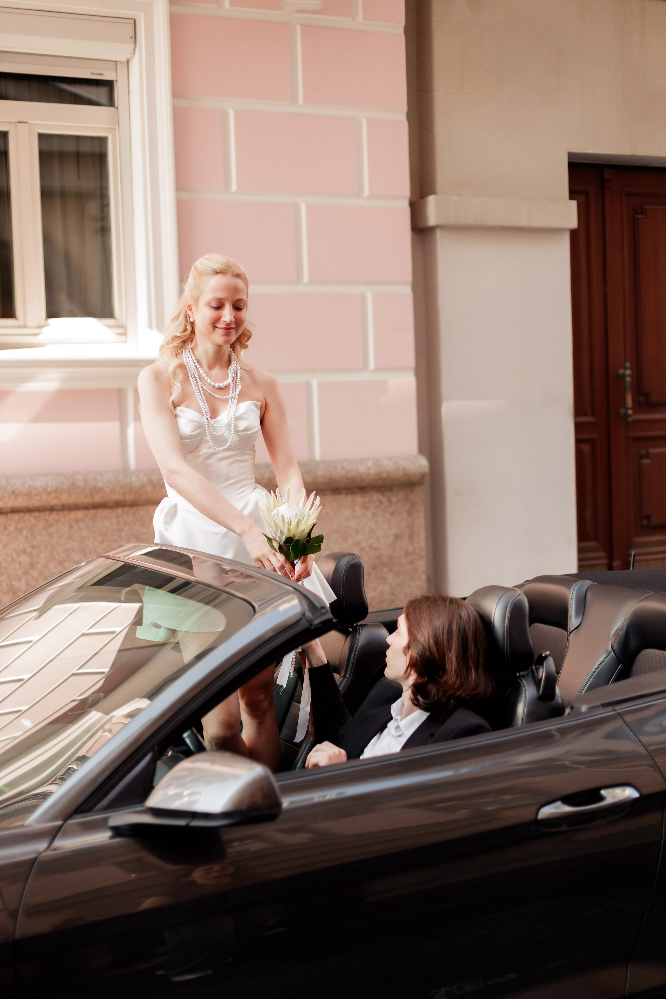 Свадебная фотосессия с автомобилем в центре Москвы, фотограф свадьбам Москва