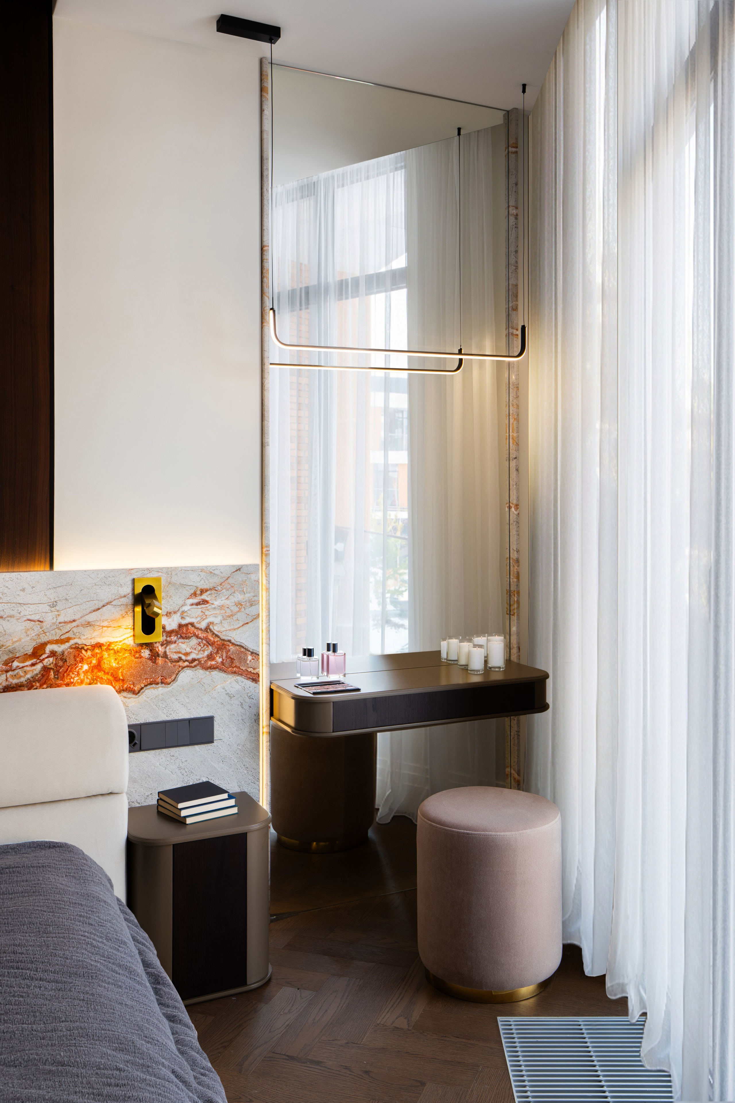 Съёмка интерьера спальной комнаты, детали крупным планом