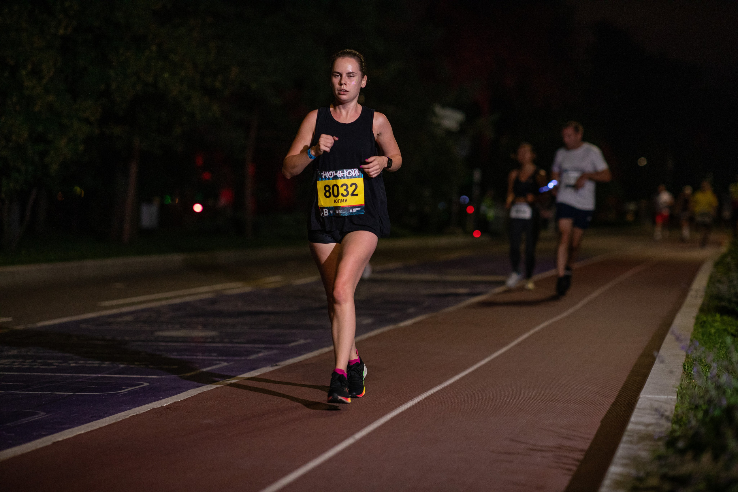 Ночной забег в ленте фотографий бегунов 03.08.24. Фотограф Сергей Ловкий