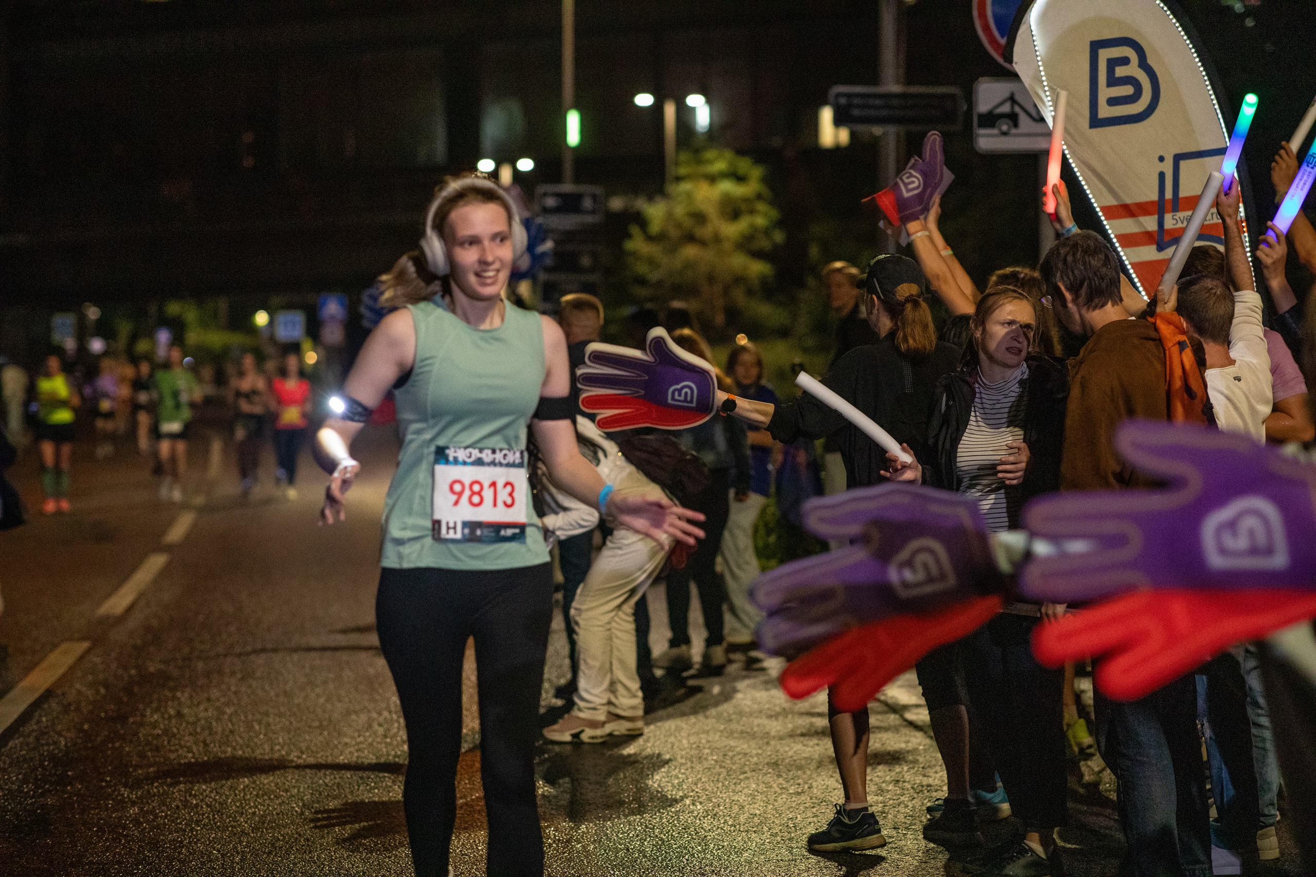 Ночной забег в ленте фотографий бегунов 03.08.24. Фотограф Сергей Ловкий