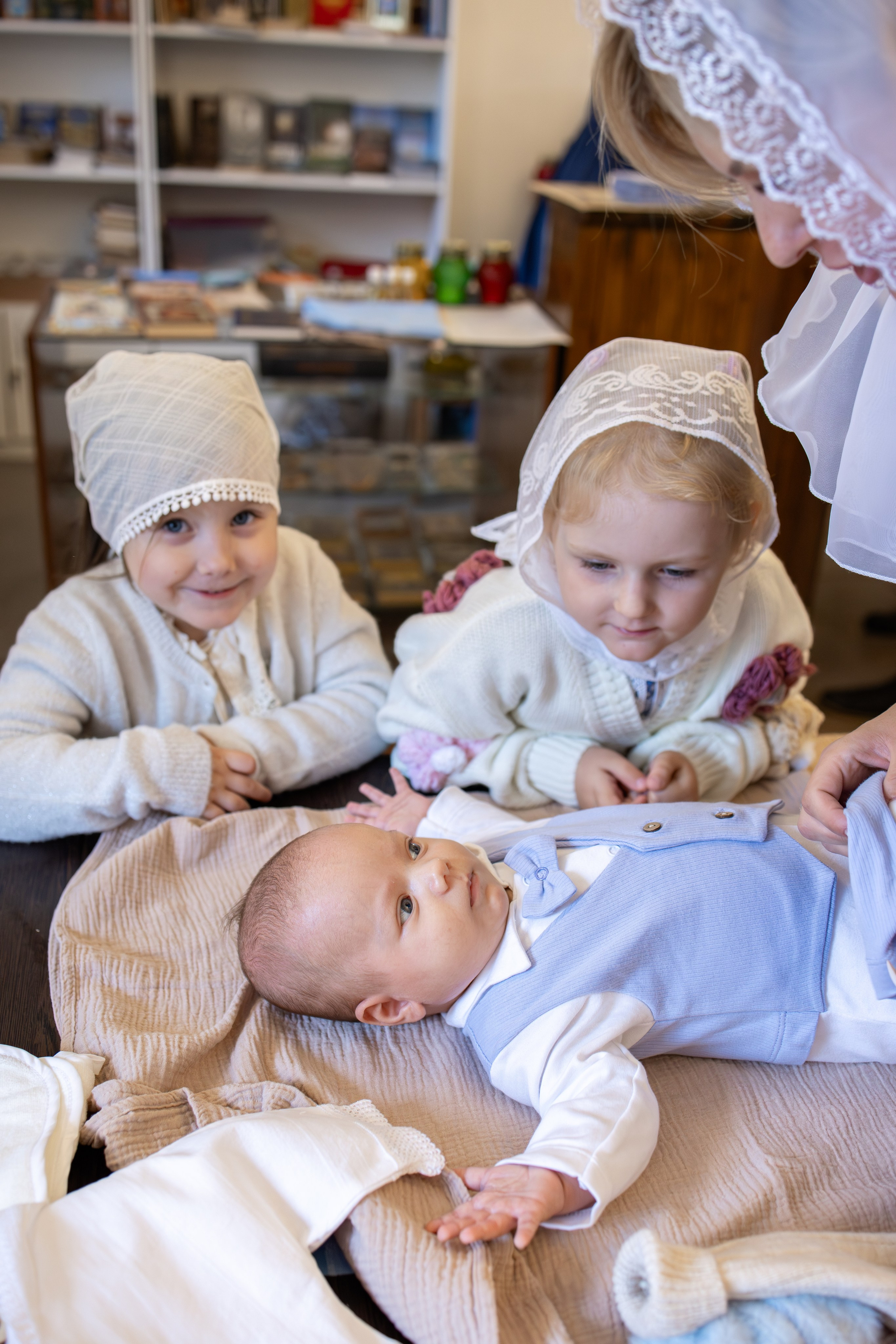 Таинство Крещения малыша в храме Воскресения Христова, с. Трубино (Калужская обл.). Надежда Стар семейный и церковный фотограф в Жукове и Калужской области