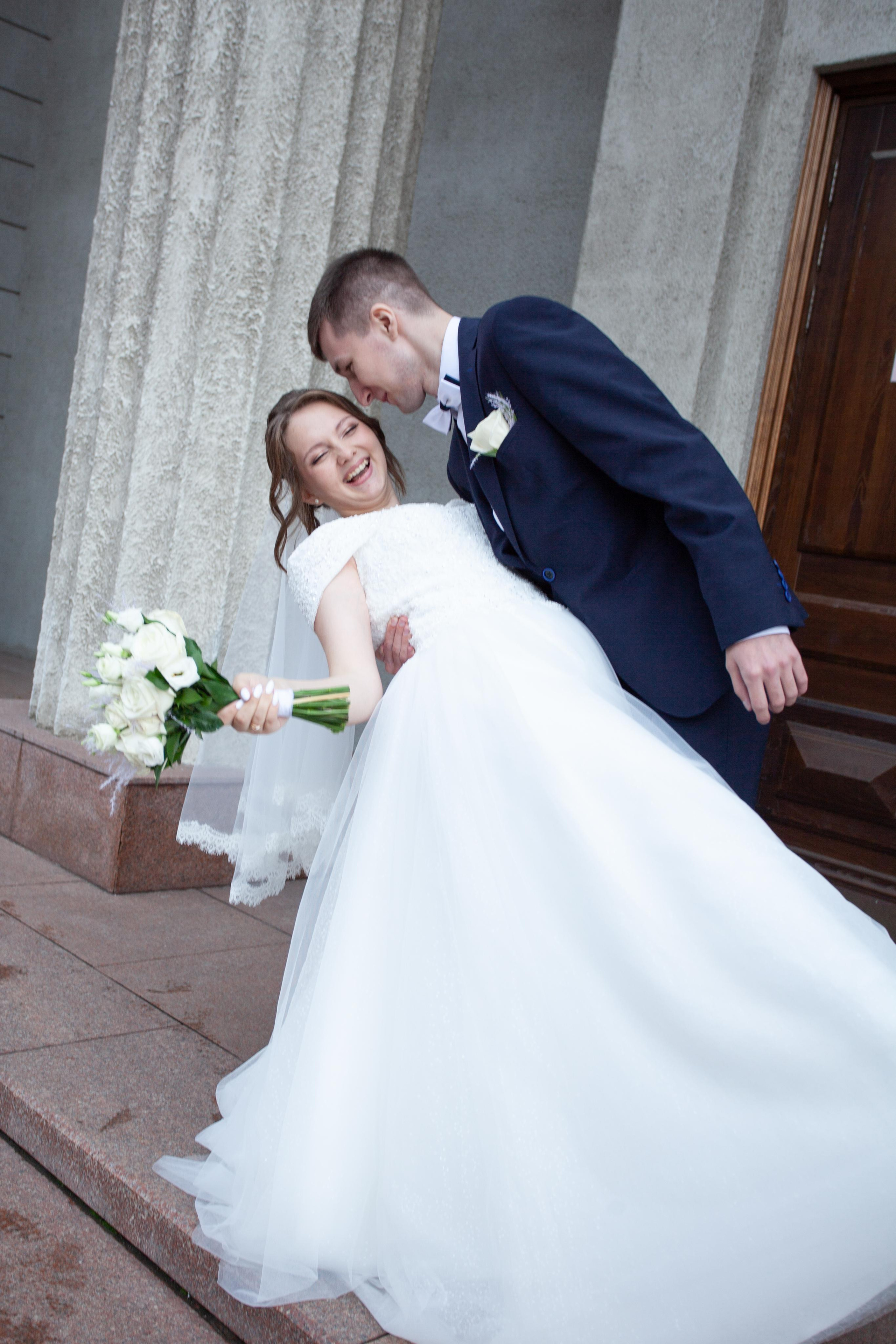 жених и невеста свадьба фотосессия в центре города  молодожены театр пушкина колонны