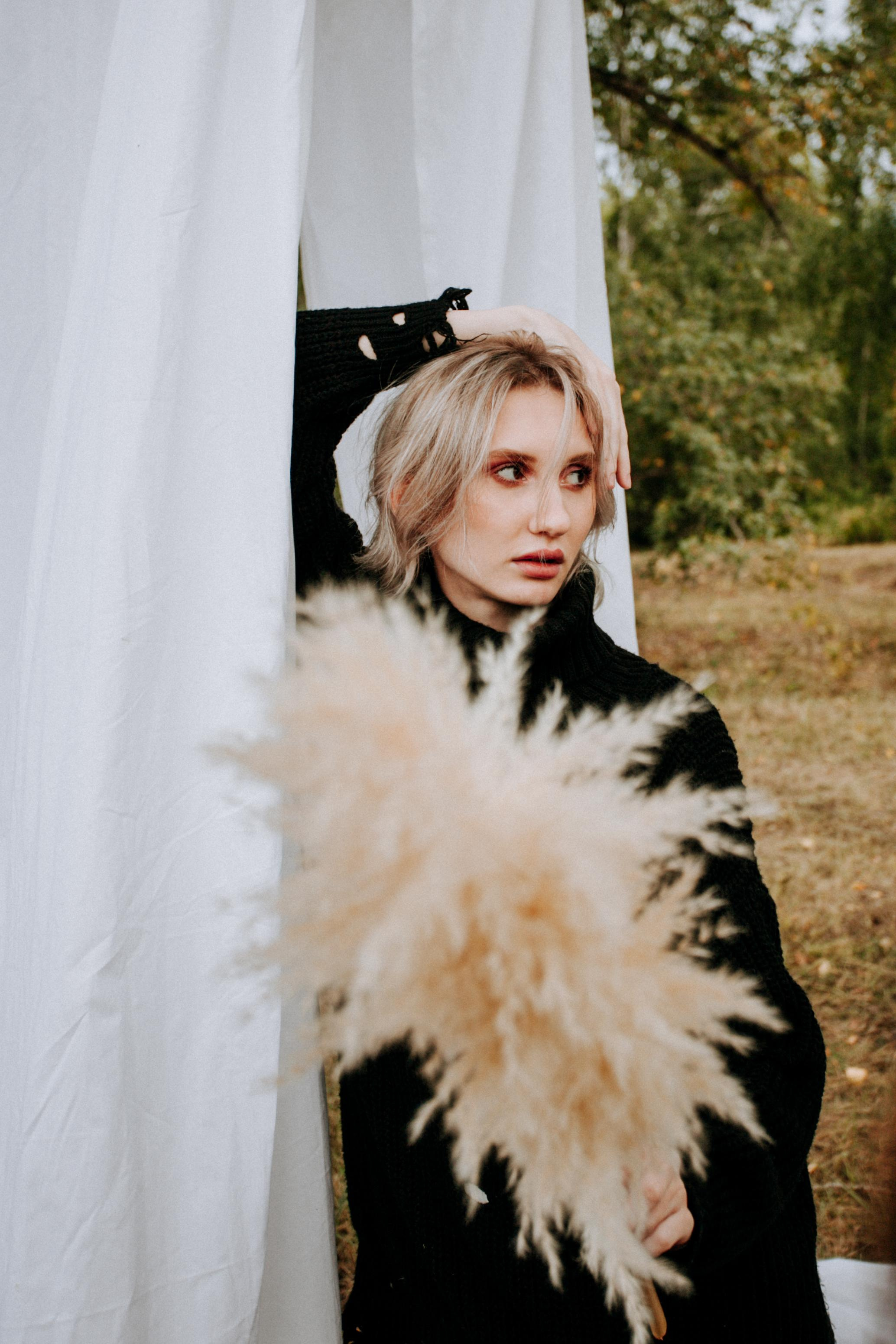 модель красивая девушка блондинка фотосессия на природе простынь осень