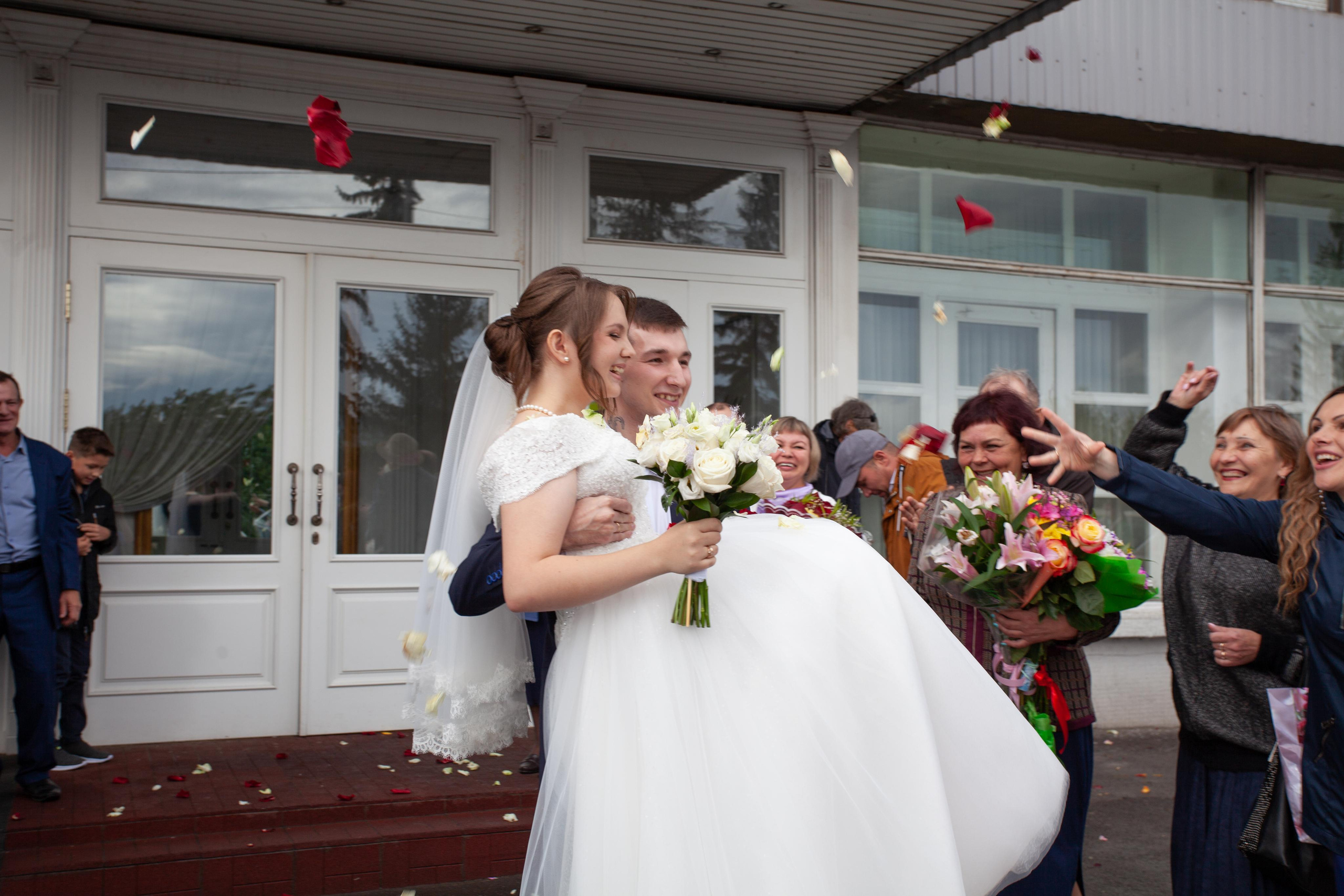 жених и невеста свадьба фотосессия в центре города  молодожены 