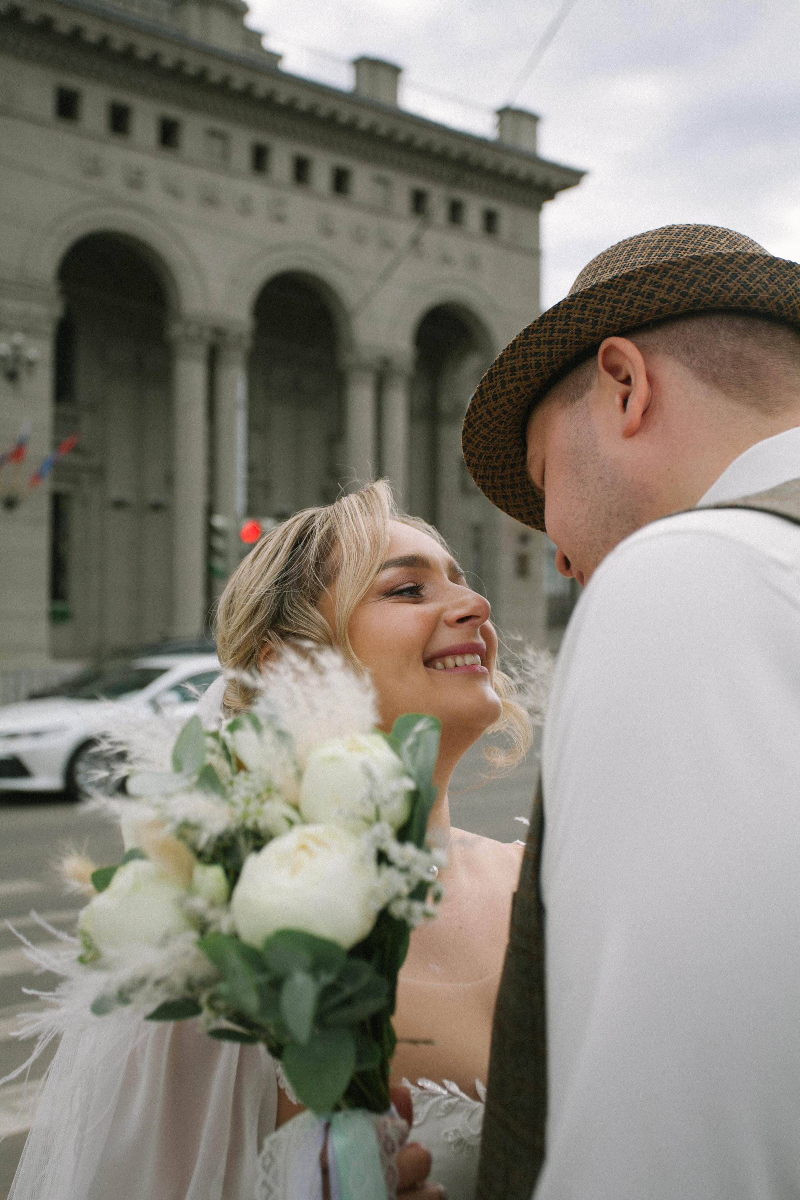 красивая пара молодожены жених невеста свадьба бохо стиль зебра пешеходный переход речной вокзал