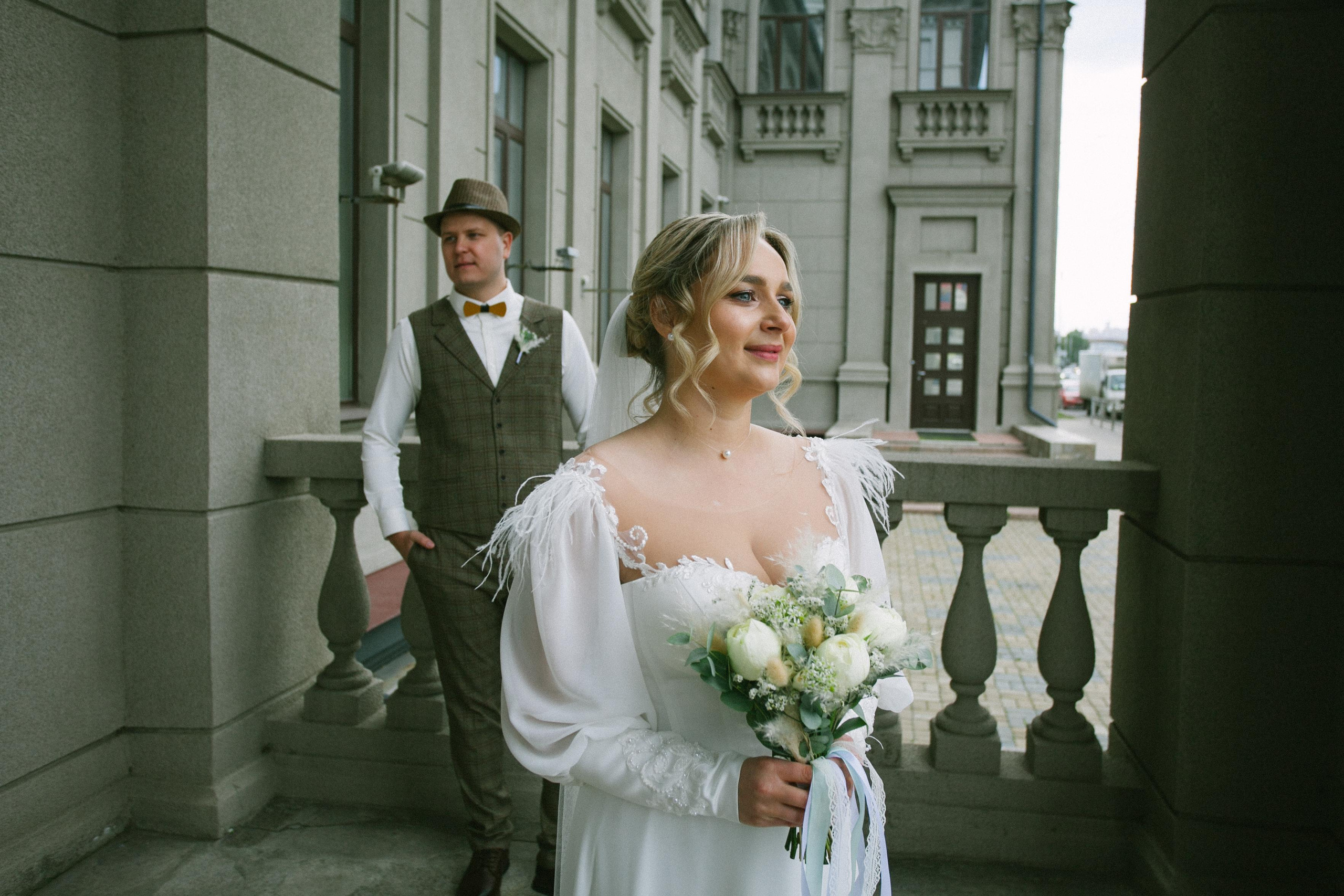 фотосессия красивая пара молодожены жених невеста свадьба бохо стиль  речной вокзал букет невесты