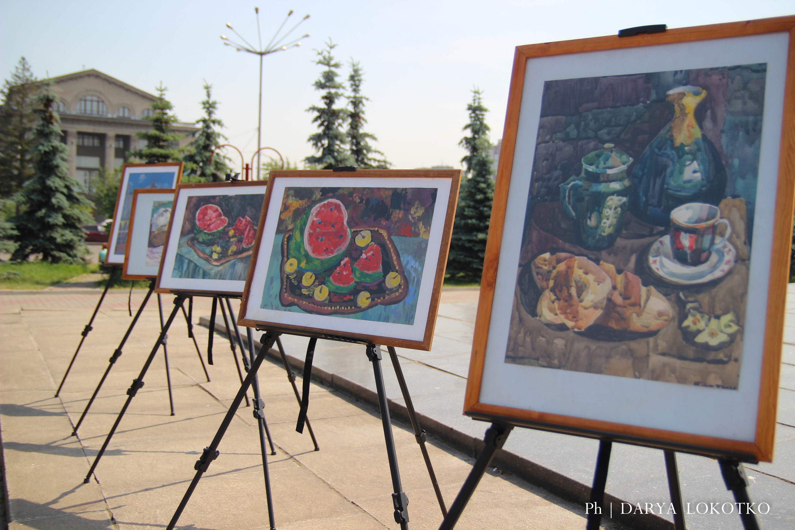 ТОГГ Трудовой отряд художники подростки дети рисуют Красноярск картина лето площадь мольберты