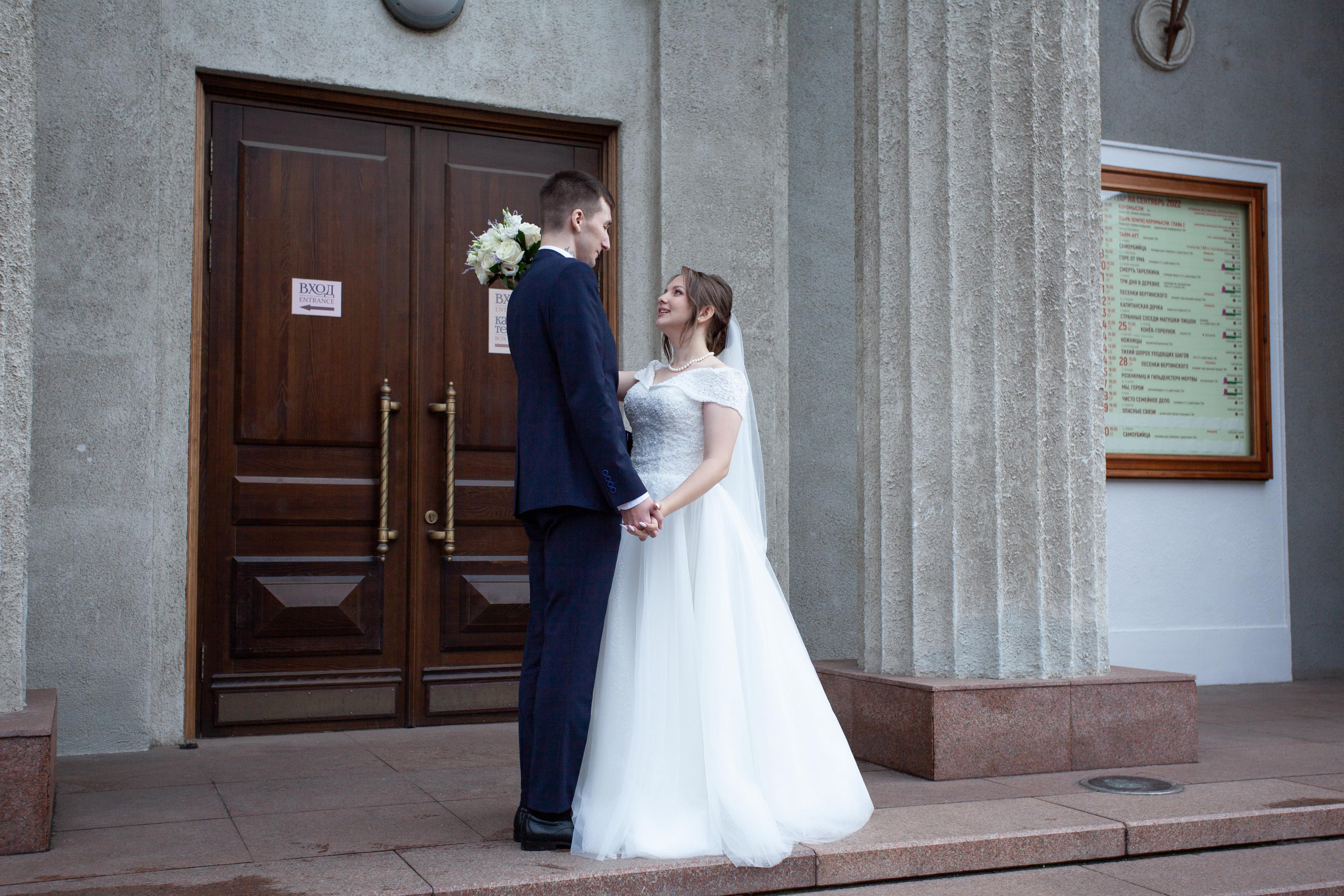 жених и невеста свадьба фотосессия в центре города  молодожены театр пушкина колонны