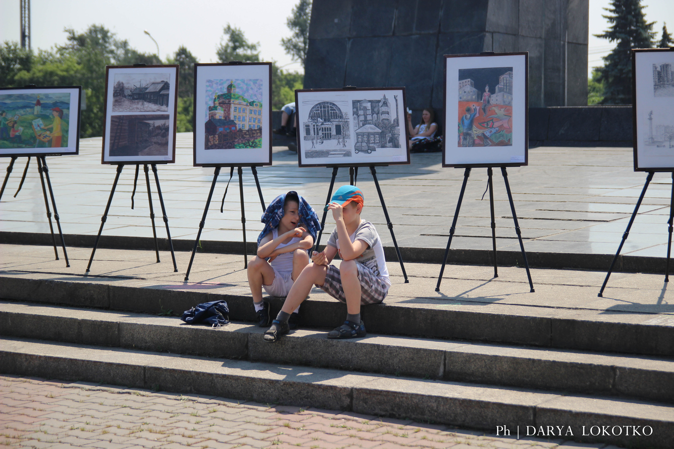 ТОГГ Трудовой отряд художники подростки дети рисуют Красноярск картина лето площадь мольберты