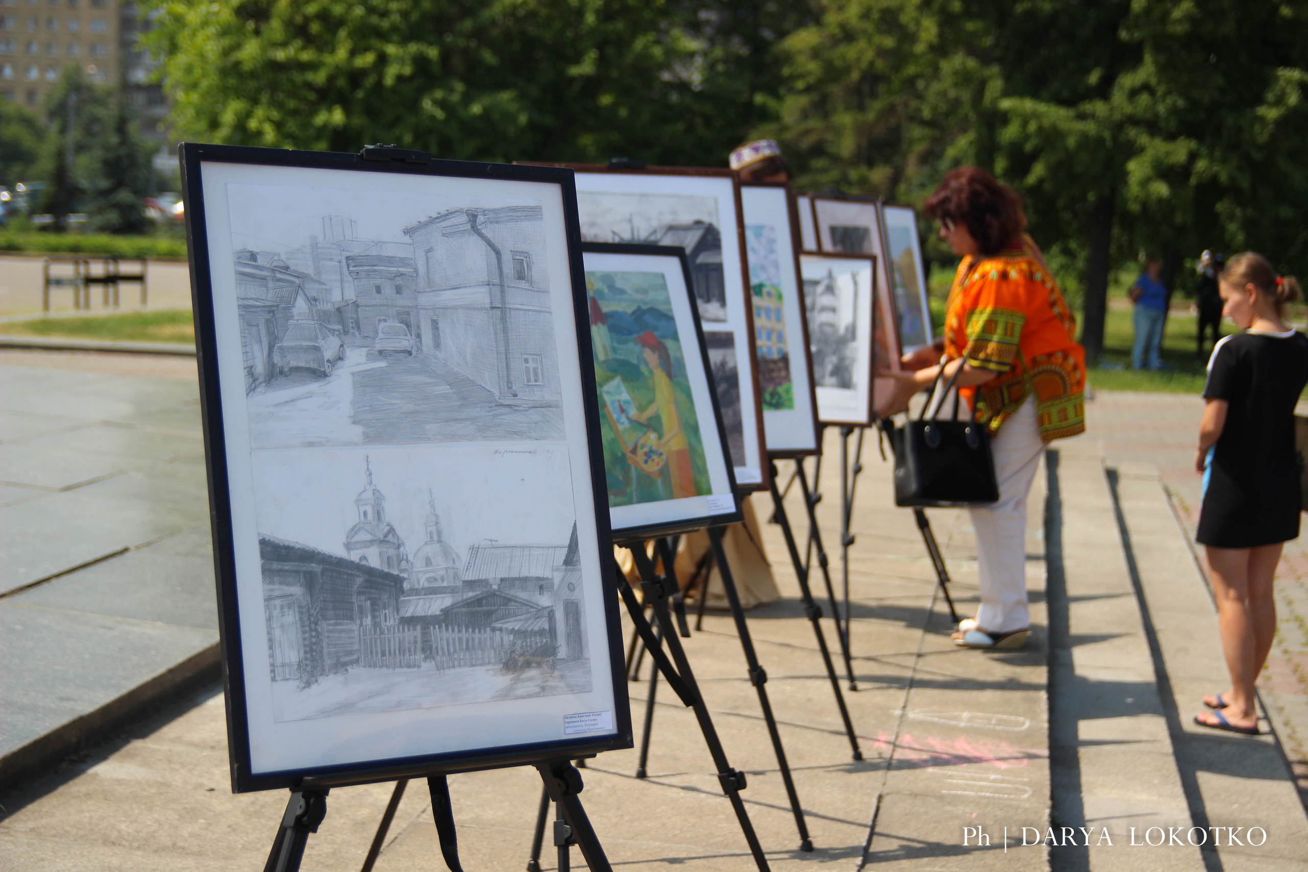 ТОГГ Трудовой отряд художники подростки дети рисуют Красноярск картина лето площадь мольберты