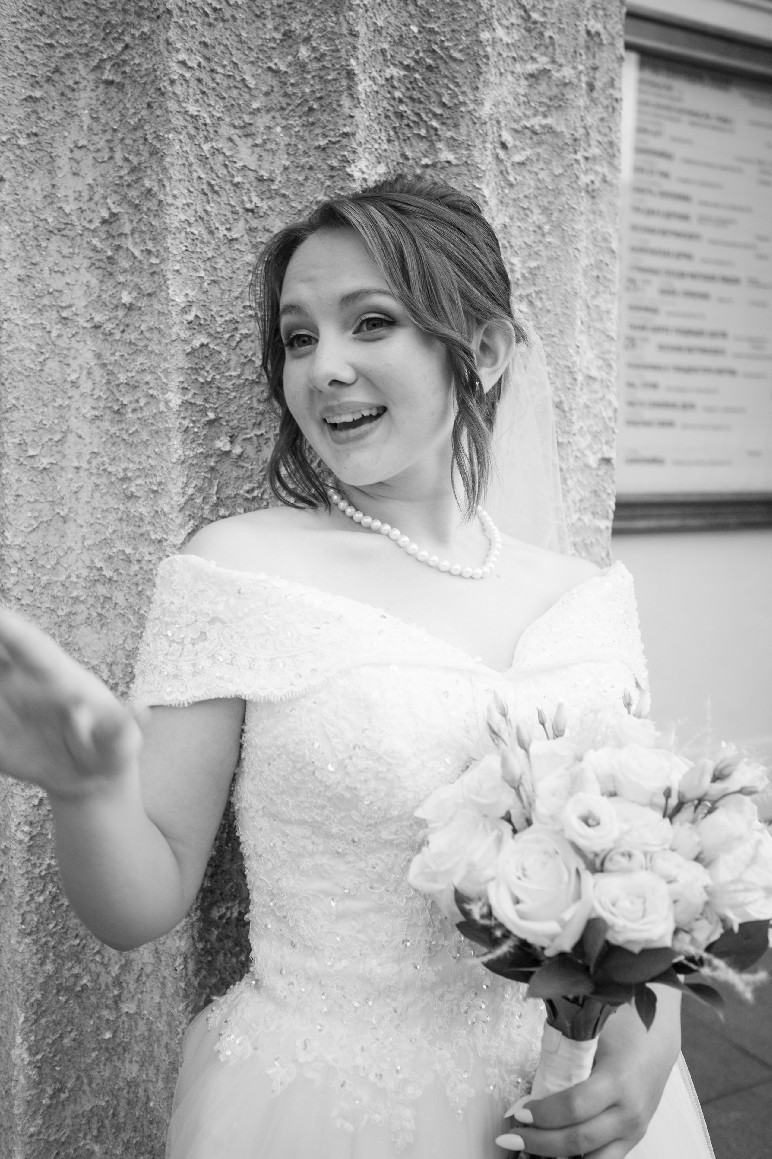 невеста свадьба фотосессия в центре города   театр пушкина колонны