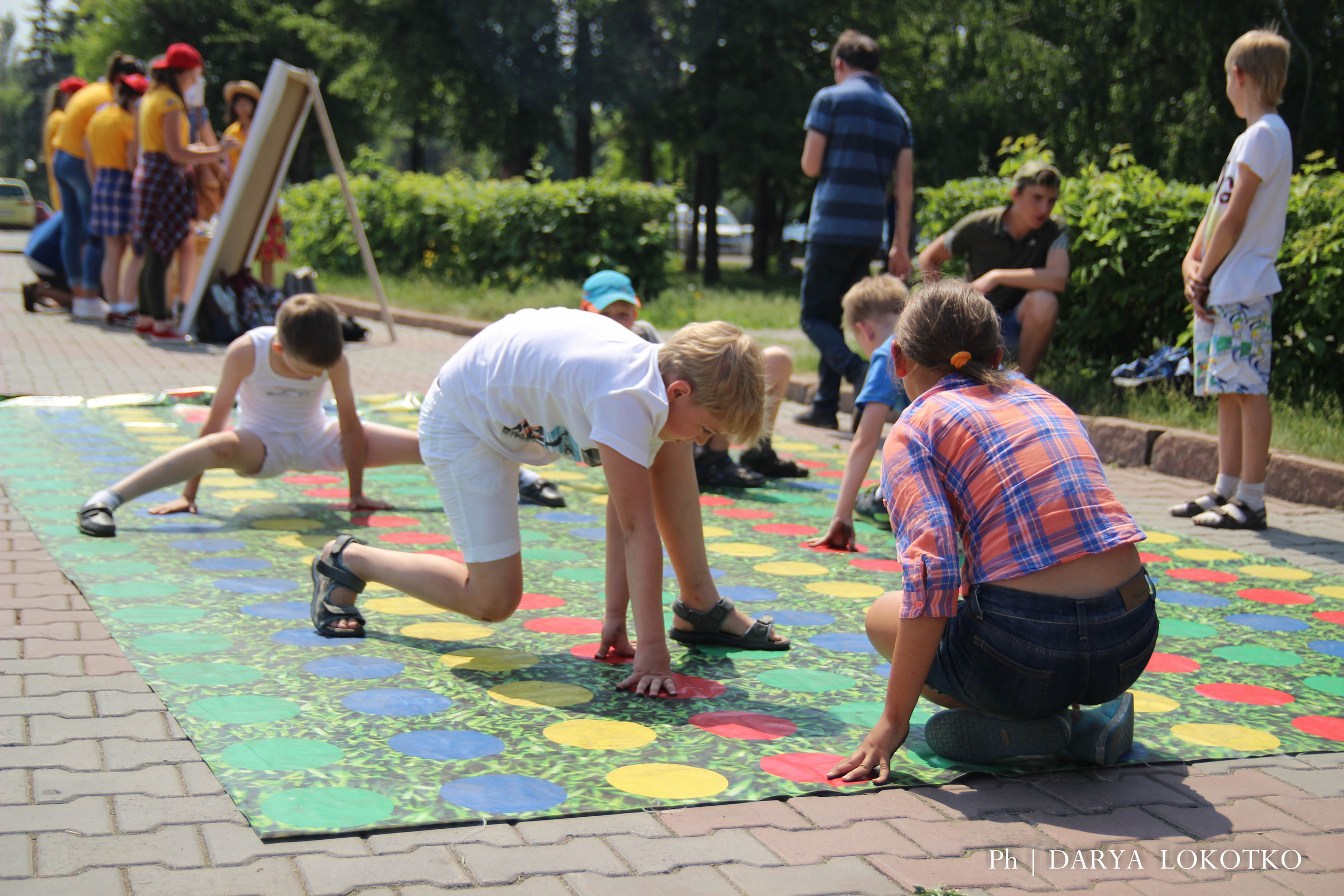 ТОГГ Трудовой отряд художники подростки дети рисуют Красноярск картина лето площадь