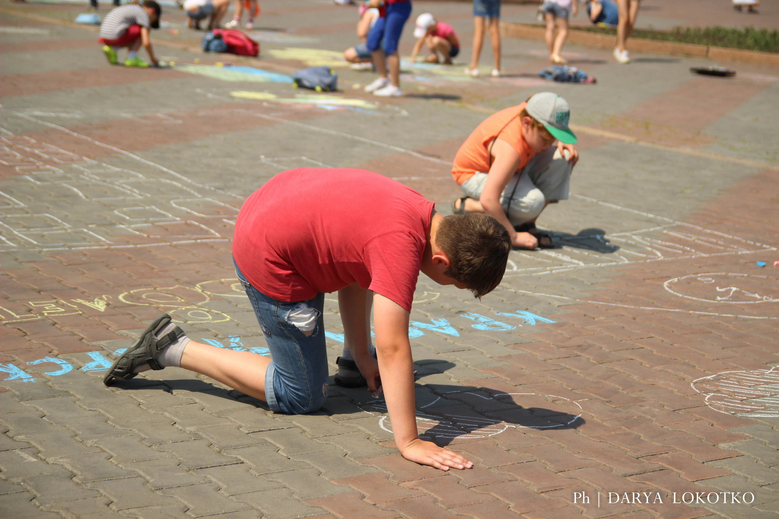 ТОГГ Трудовой отряд художники подростки дети рисуют Красноярск картина лето площадь асфальт
