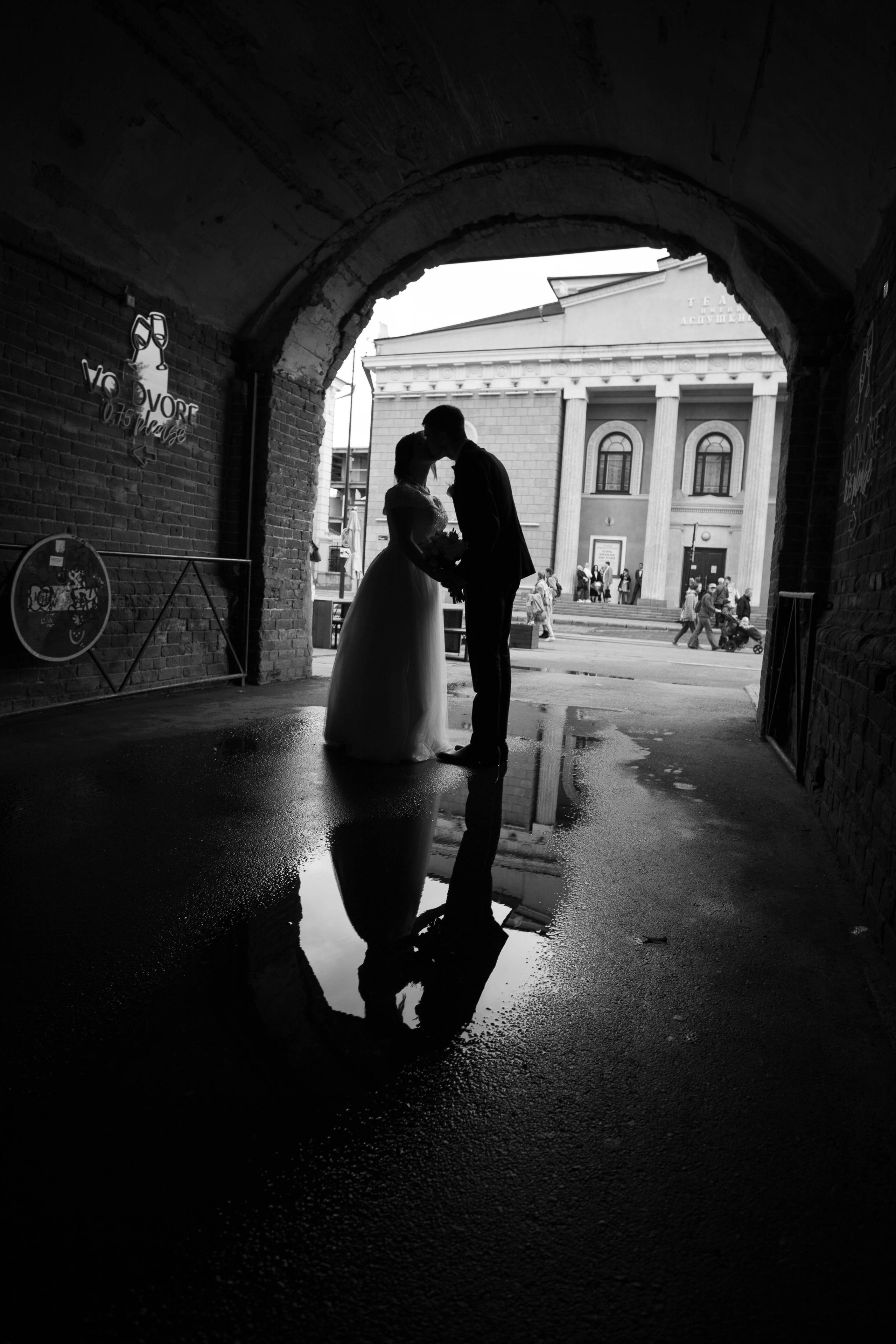 жених и невеста свадьба фотосессия в центре города  молодожены