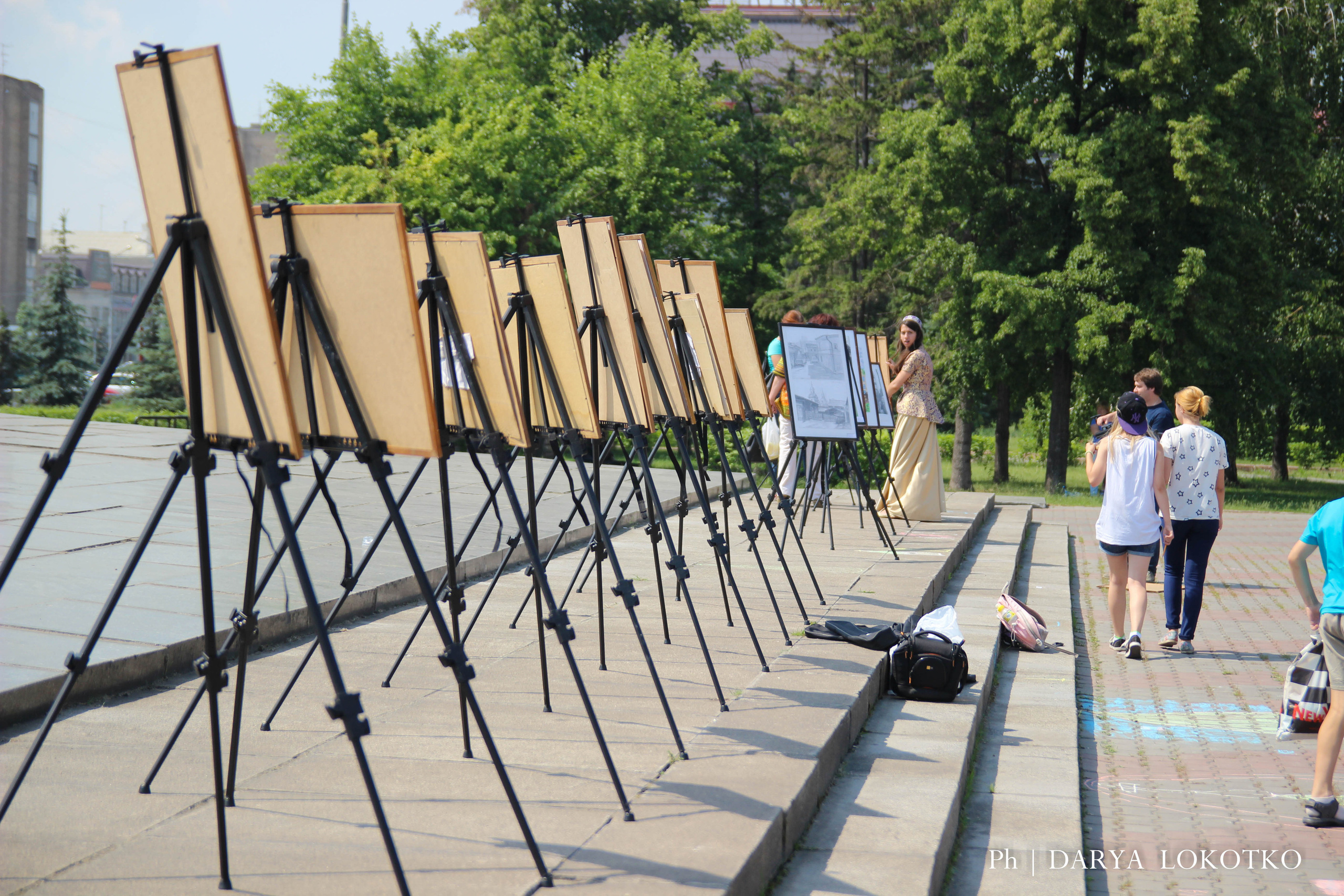 ТОГГ Трудовой отряд художники подростки дети рисуют Красноярск картина лето площадь мольберты